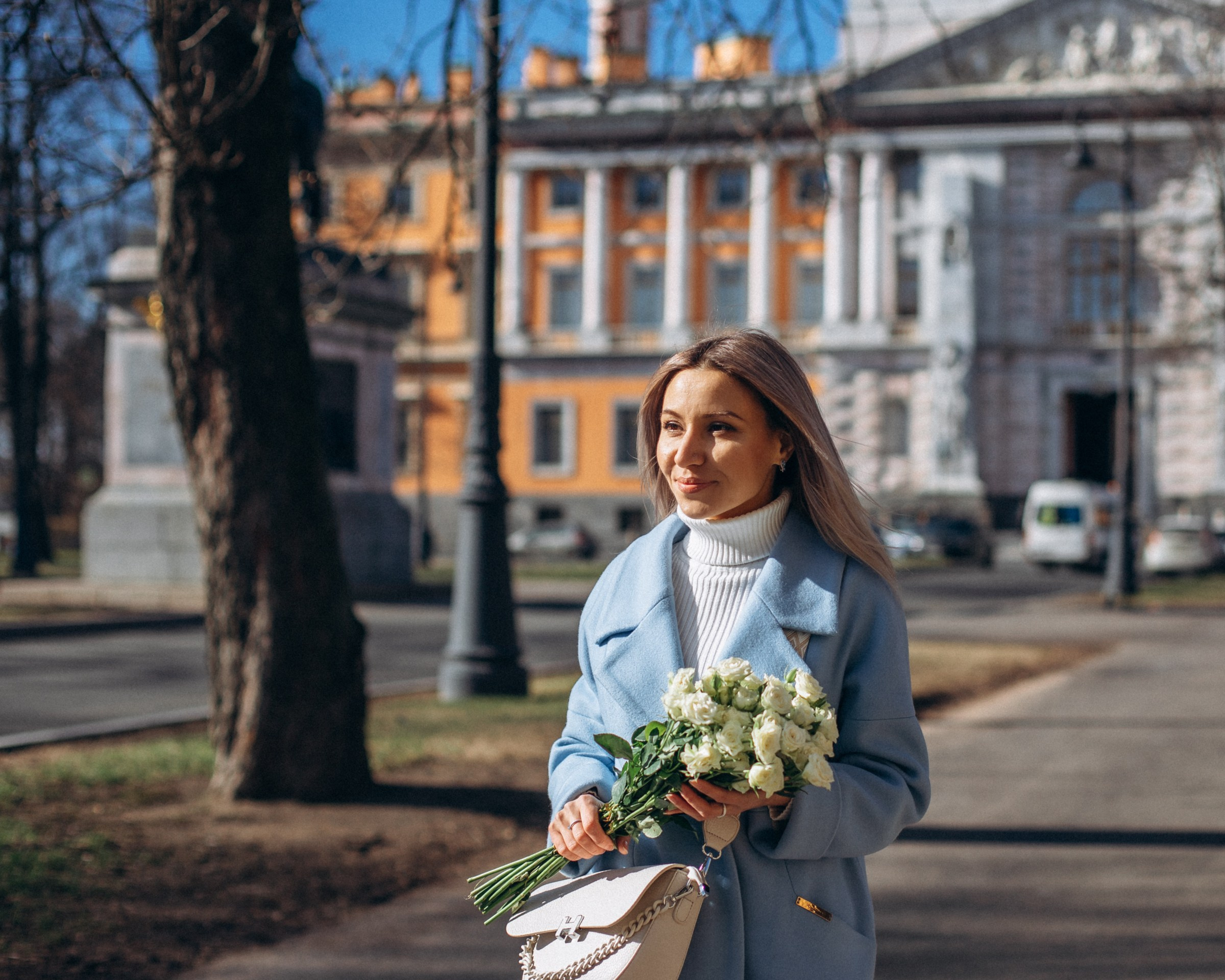 Анастасия с подругами в апреле. Фотопрогулка в Петербурге. Индивидуальный и семейный фотограф в Санкт-Петербурге