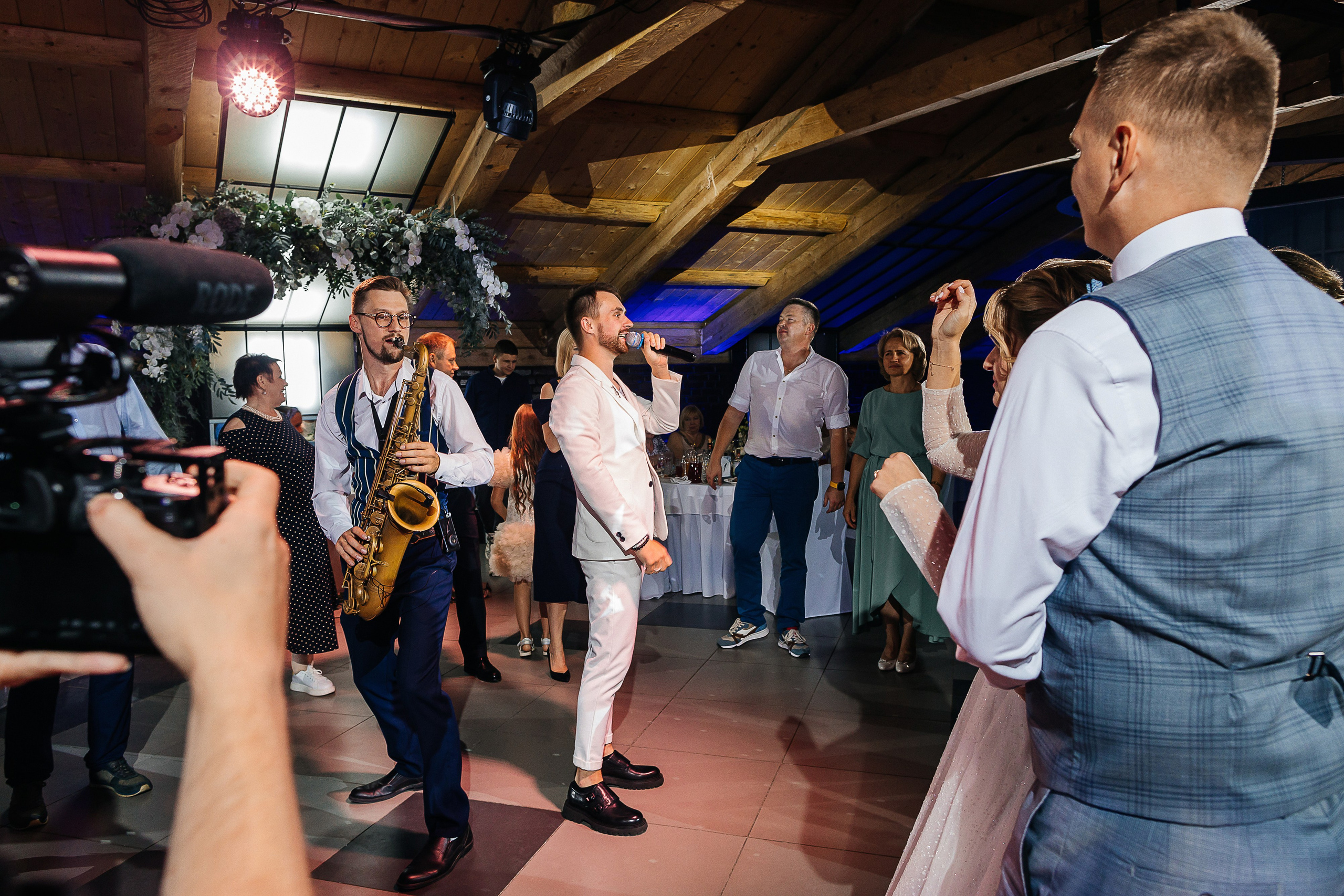 Трогательная выездная церемония в уютном дворике отеля. Олег Сверчков | Свадебный фотограф Вологда