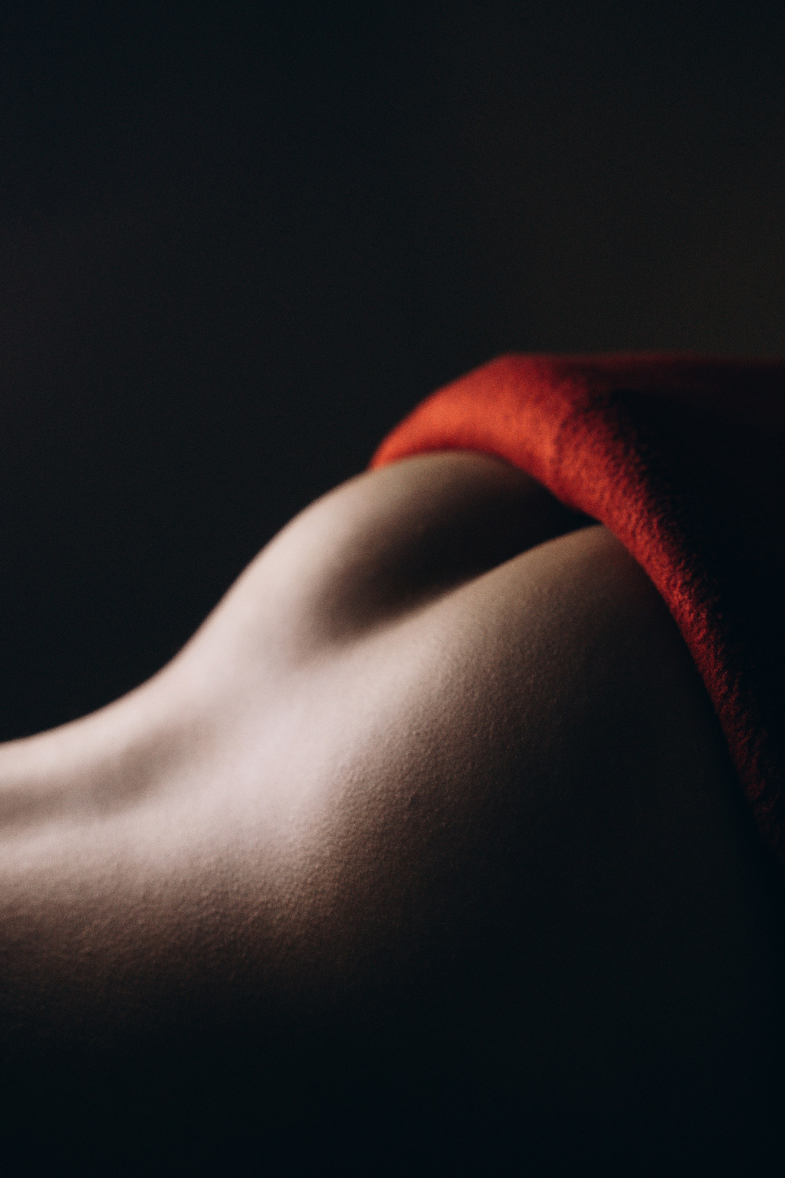 Массаж поясницы в темноте при свечах - Курск