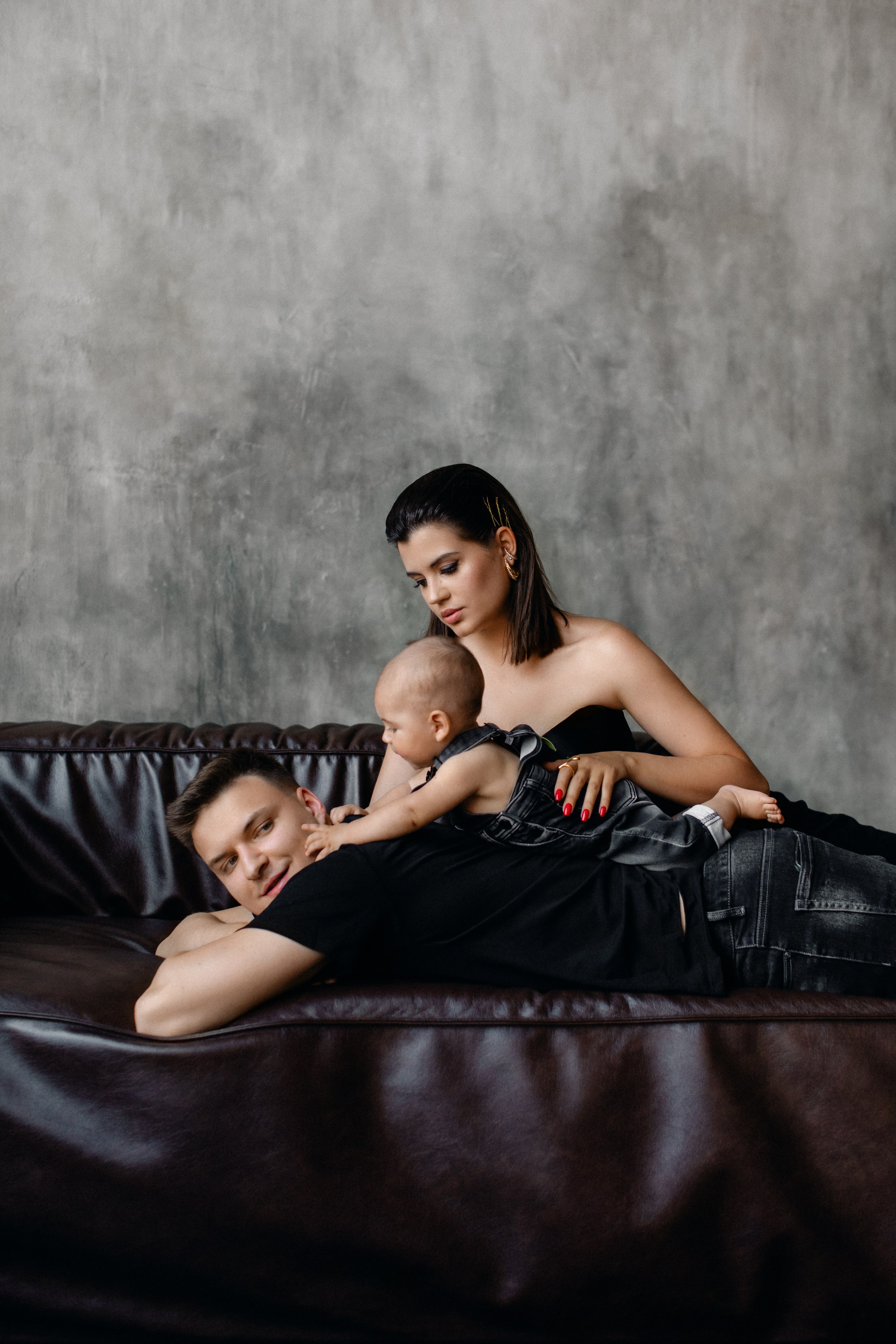 Мартину полгода. Семейная фотосессия в темной студии. Фотограф в Москве Ольга Сатони