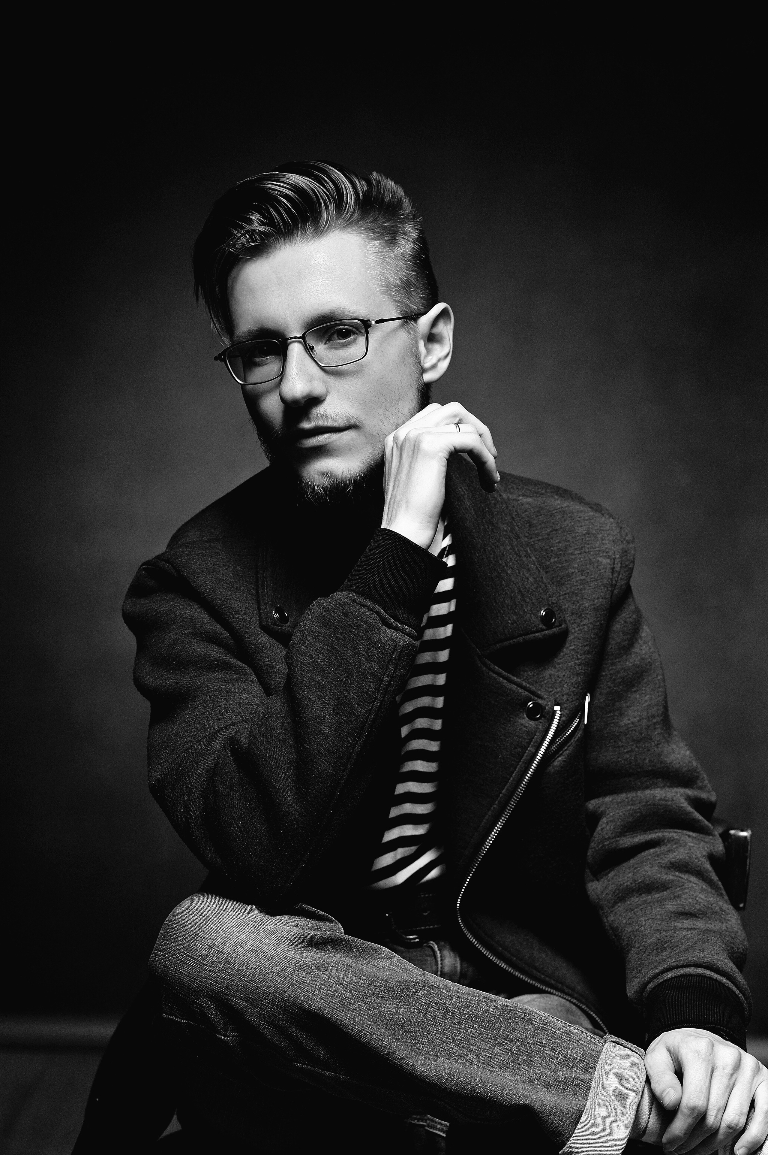 портрет фотографа Владимира Борелье в фотостудии person