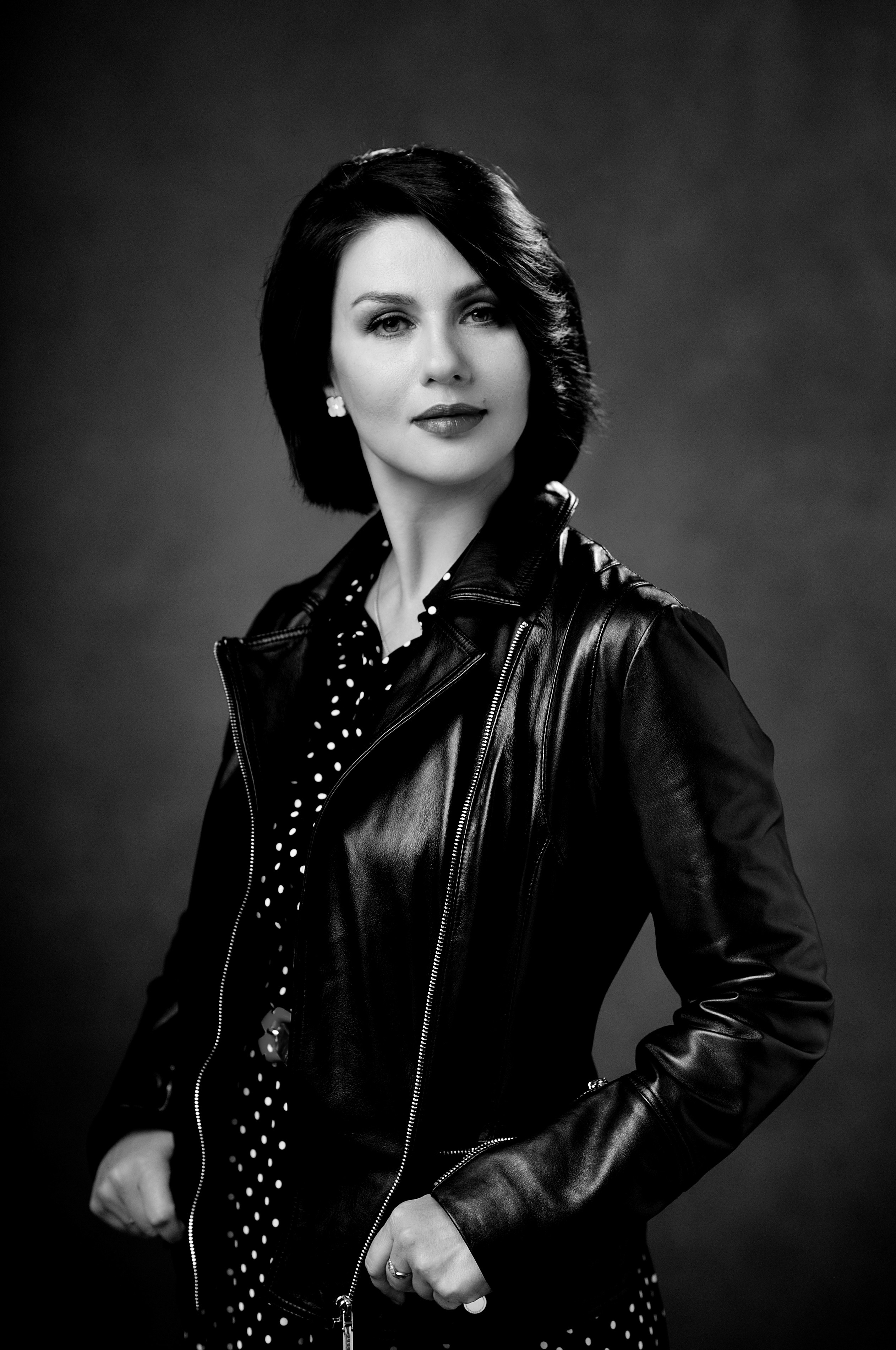 фотограф Озёрск Влад Шуман чёрно-белый студийный портрет девушки