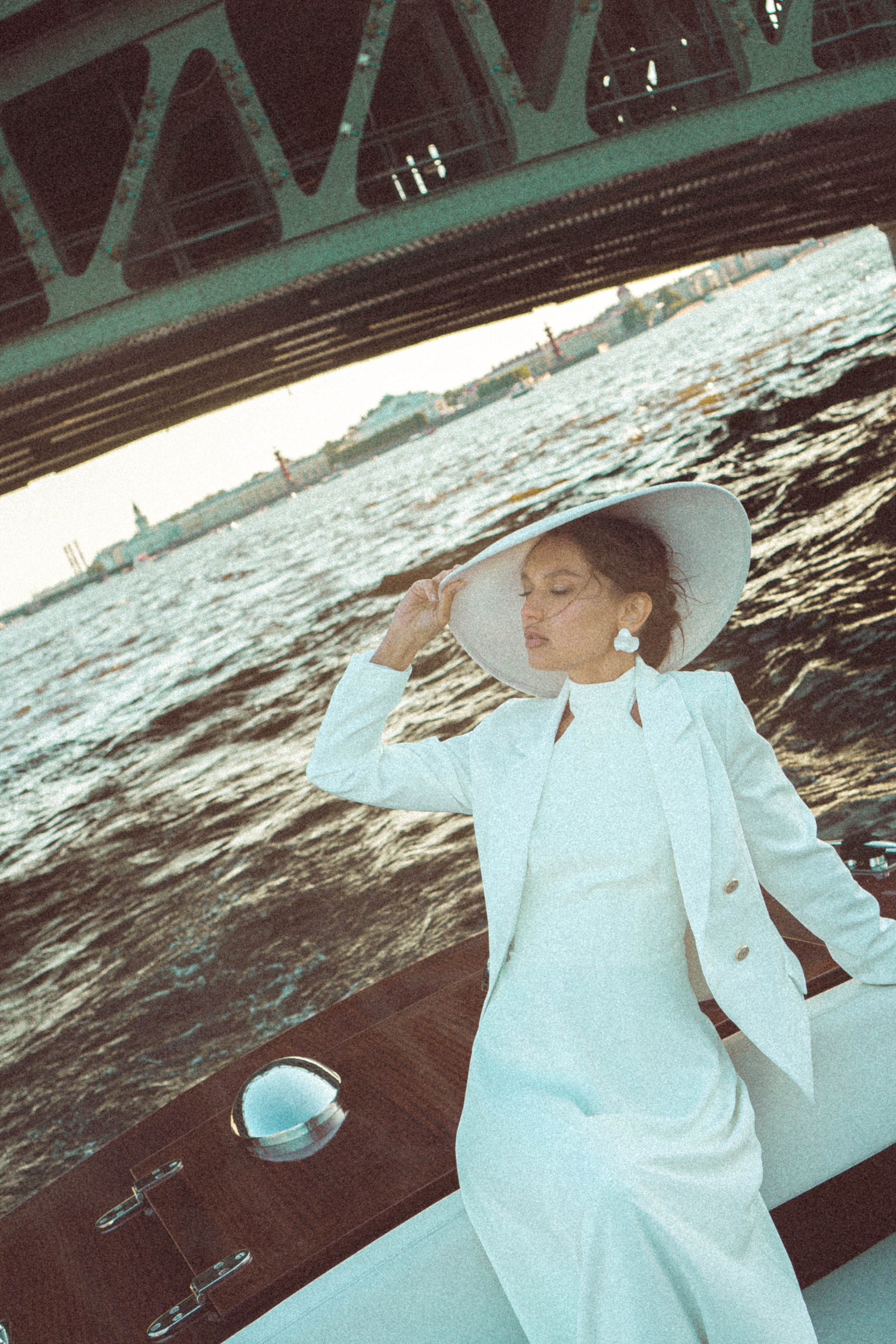 СВАДЕНБНАЯ СЬЕМКА НА КАТЕРЕ ПО КАНАЛАМ САНКТ-ПЕТЕРБУРГА И В АКВАТОРИИ НЕВЫ. Профессиональный фотограф, Санкт-Петербург — Виктория Богомолова