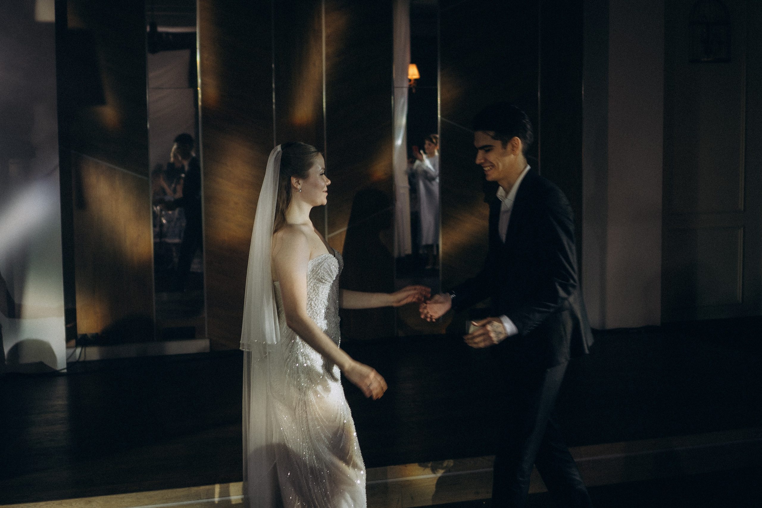 ПЕРВЫЙ ТАНЕЦ МОЛОДЫХ НА БАНКЕТЕ. ТРОГАТЕЛЬНЫЙ МОМЕНТ (СНЯТО В СИБИРЕ В НИЖНЕВАРТОВСКЕ). Профессиональный фотограф, Санкт-Петербург — Виктория Богомолова