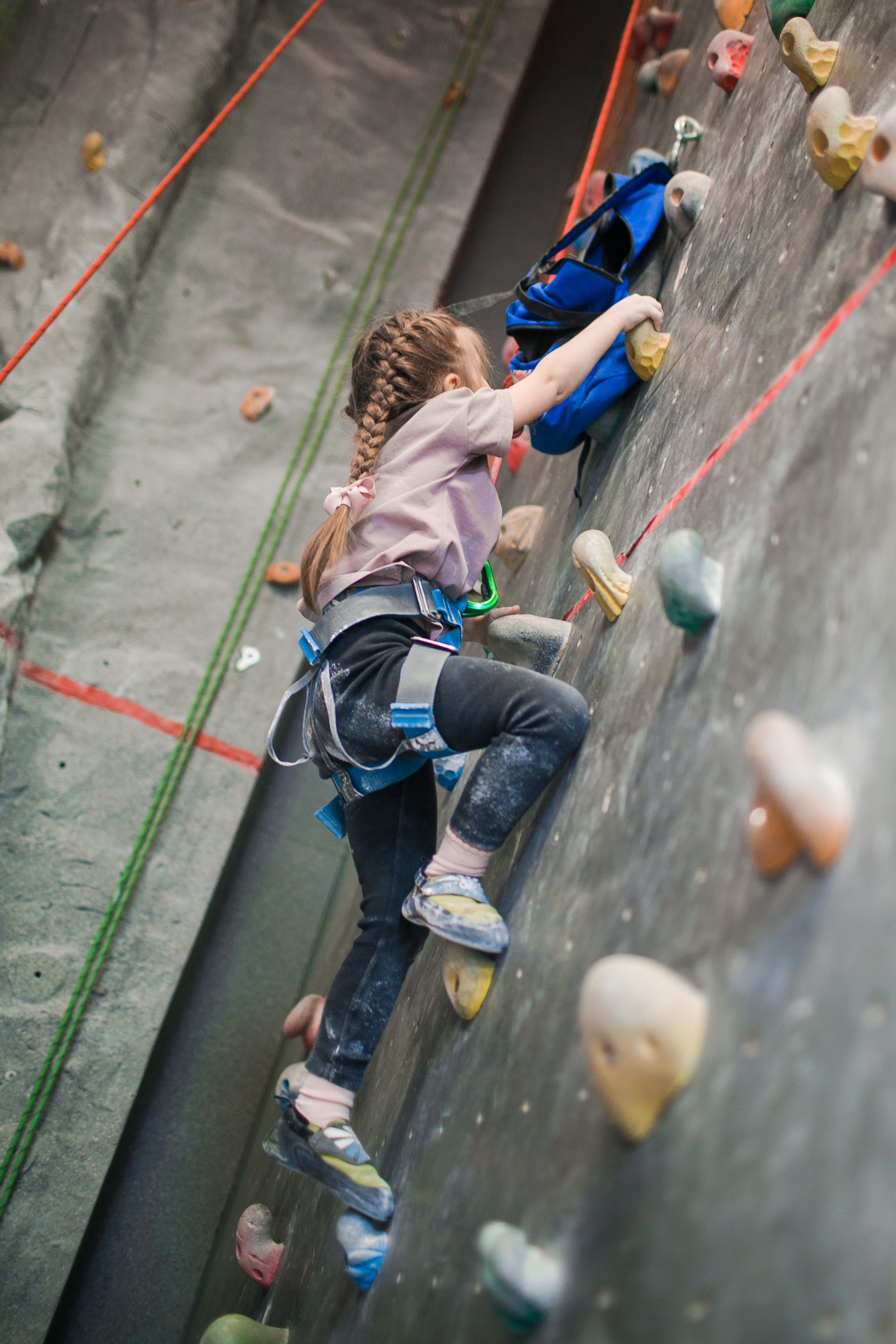 Фотосъемка детского Дня рождения на скалодроме. Репортажный фотограф Борис Геер