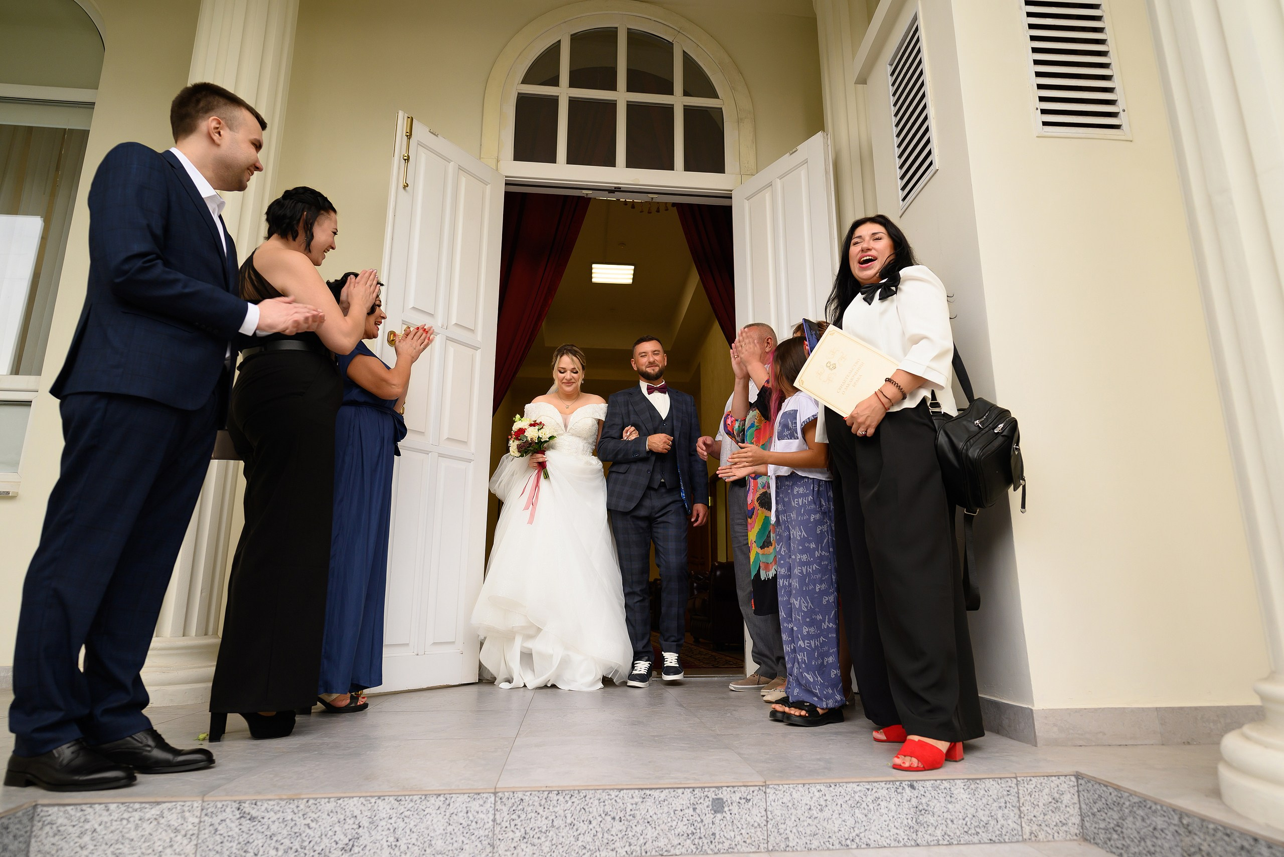 Выход из ЗАГСа.