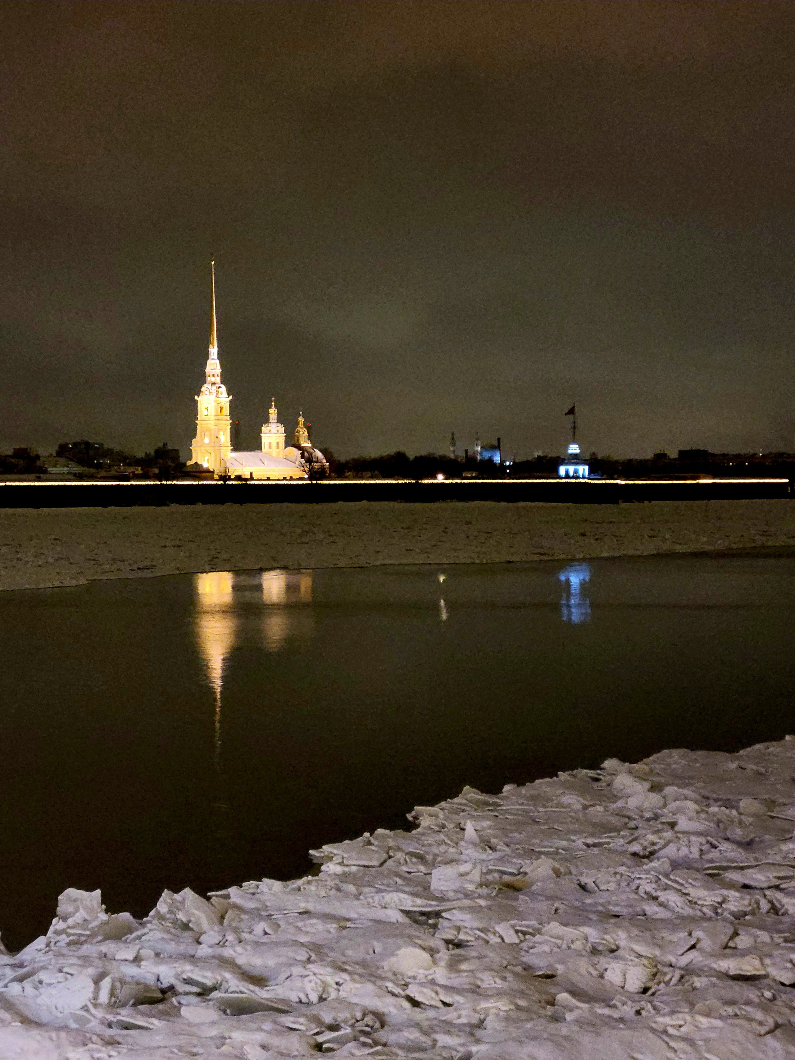 На Неве ломают лед, чтобы не было соблазна погулять по нему