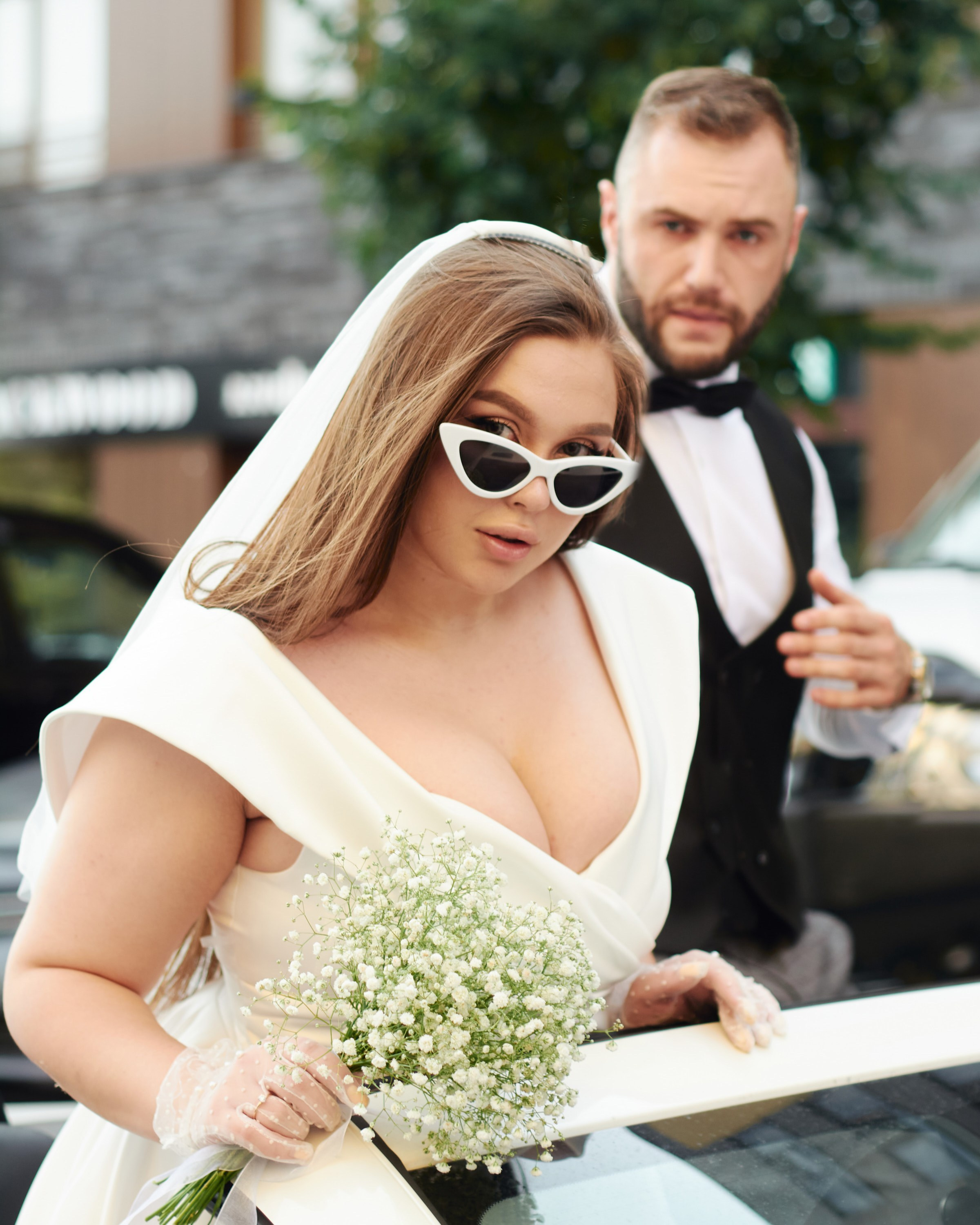 Свадебная фотосессия на улице с кабриолетом