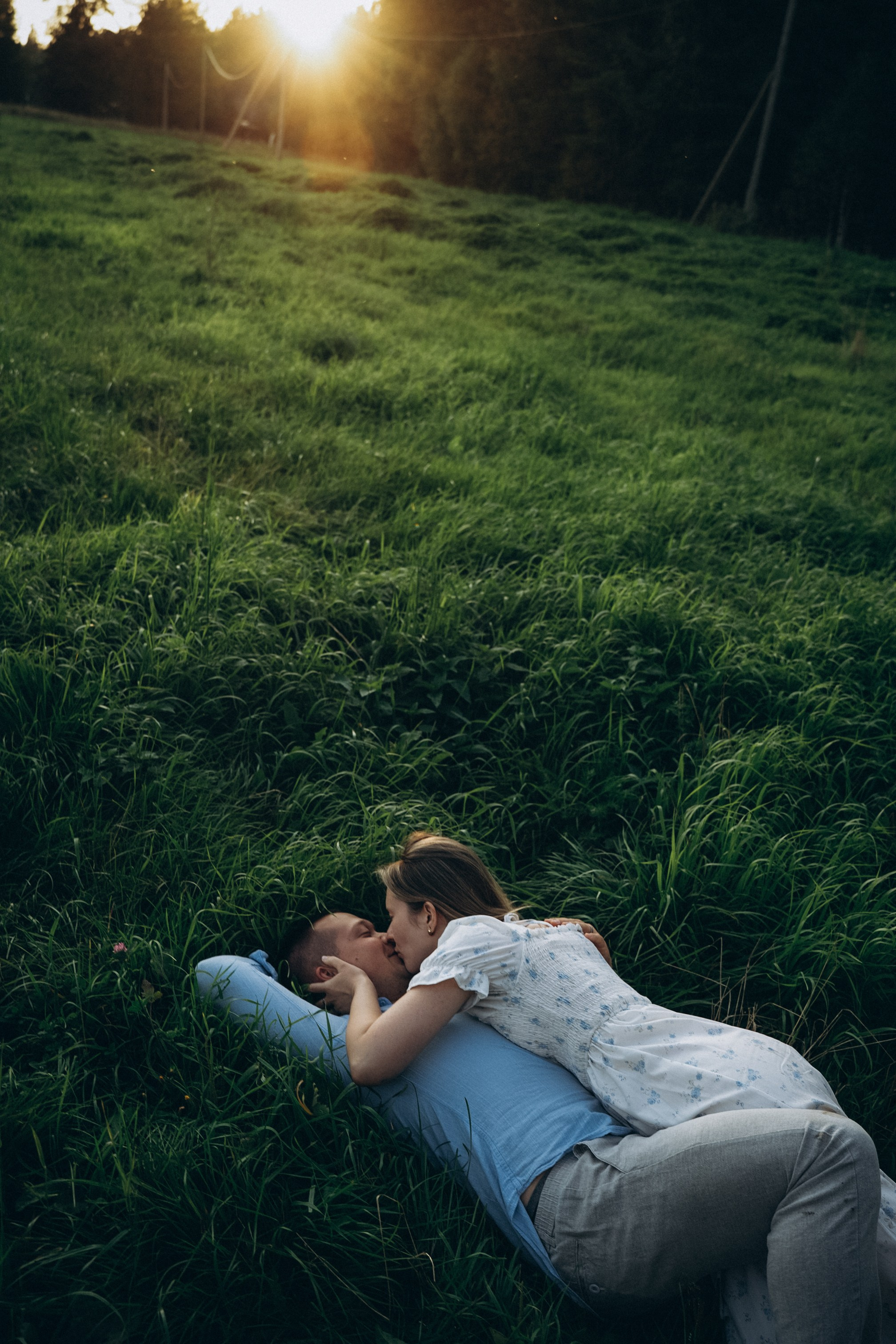 Целоваться в траве. Семейный свадебный фотограф Екатеринбург Первоуральск Шарнина Алёна