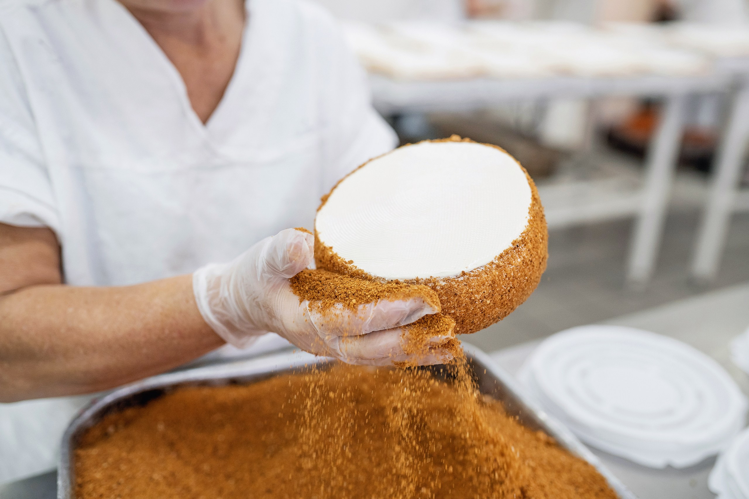 кондитер делает торт, фотограф завод