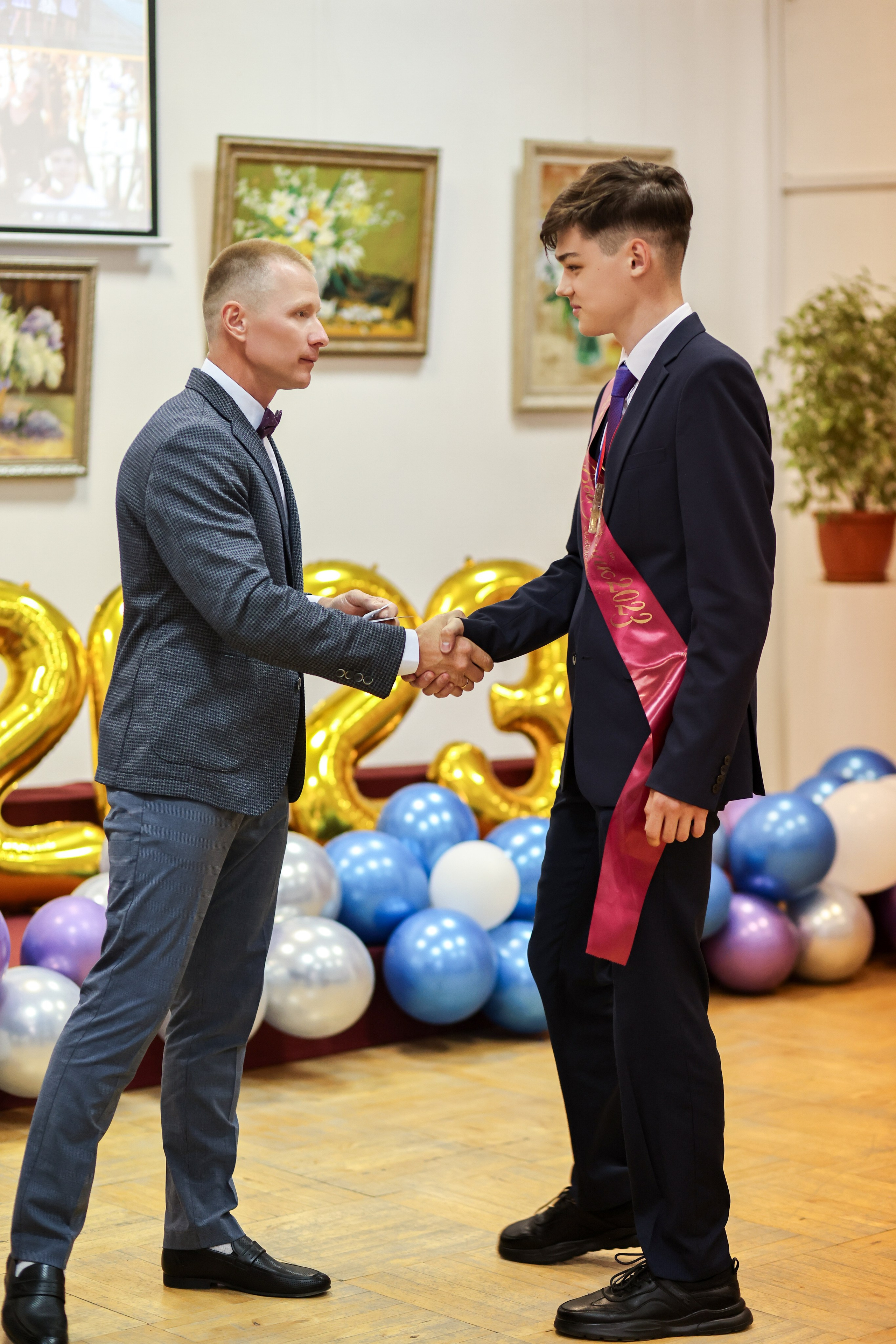 Вручение аттестатов. Школа № 7, выпускники 11 класса 2023 г. Студия выпускных альбомов Остров