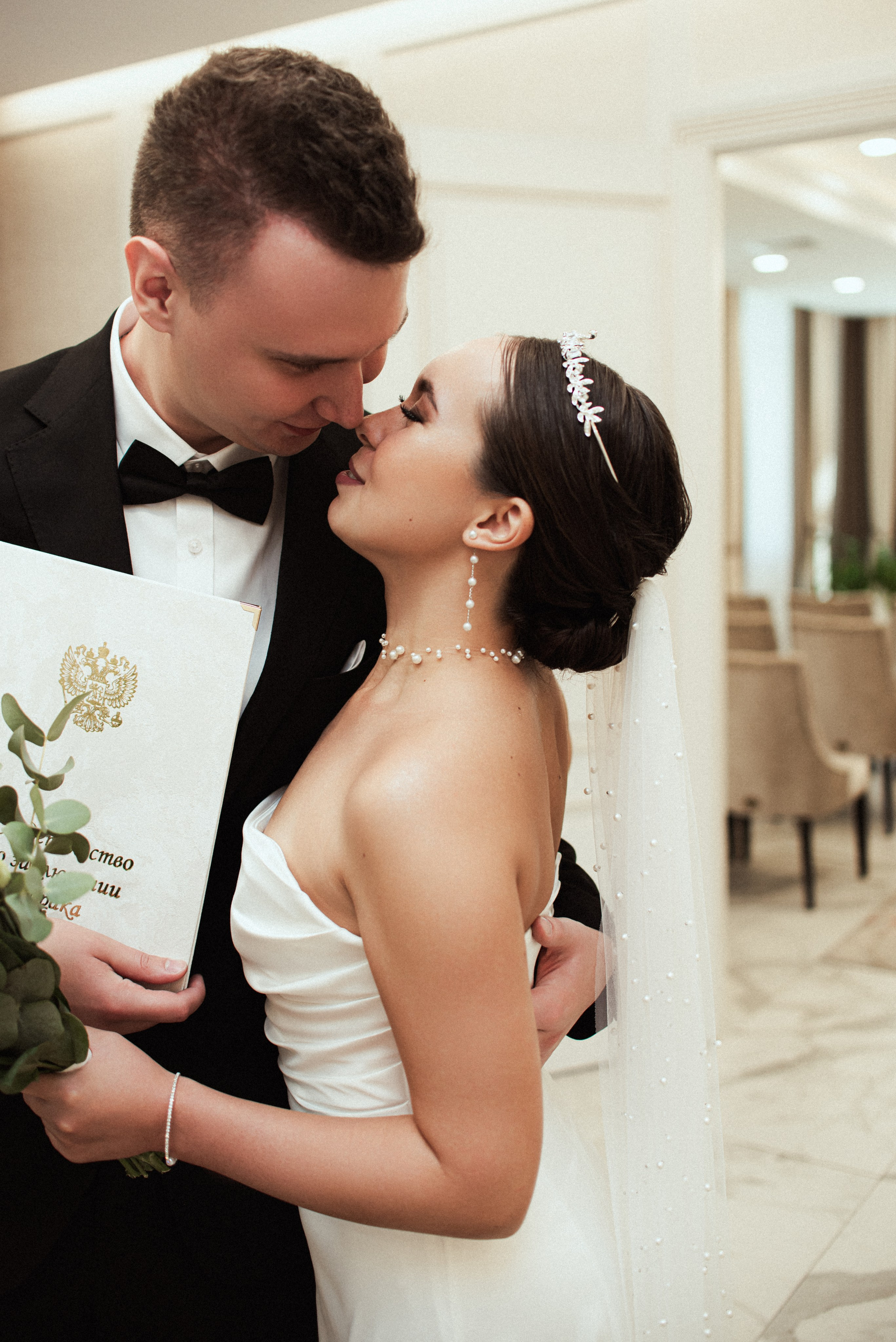 Первый поцелуй мужа и жены на регистрации в Южном Бутове, фотограф в Москве