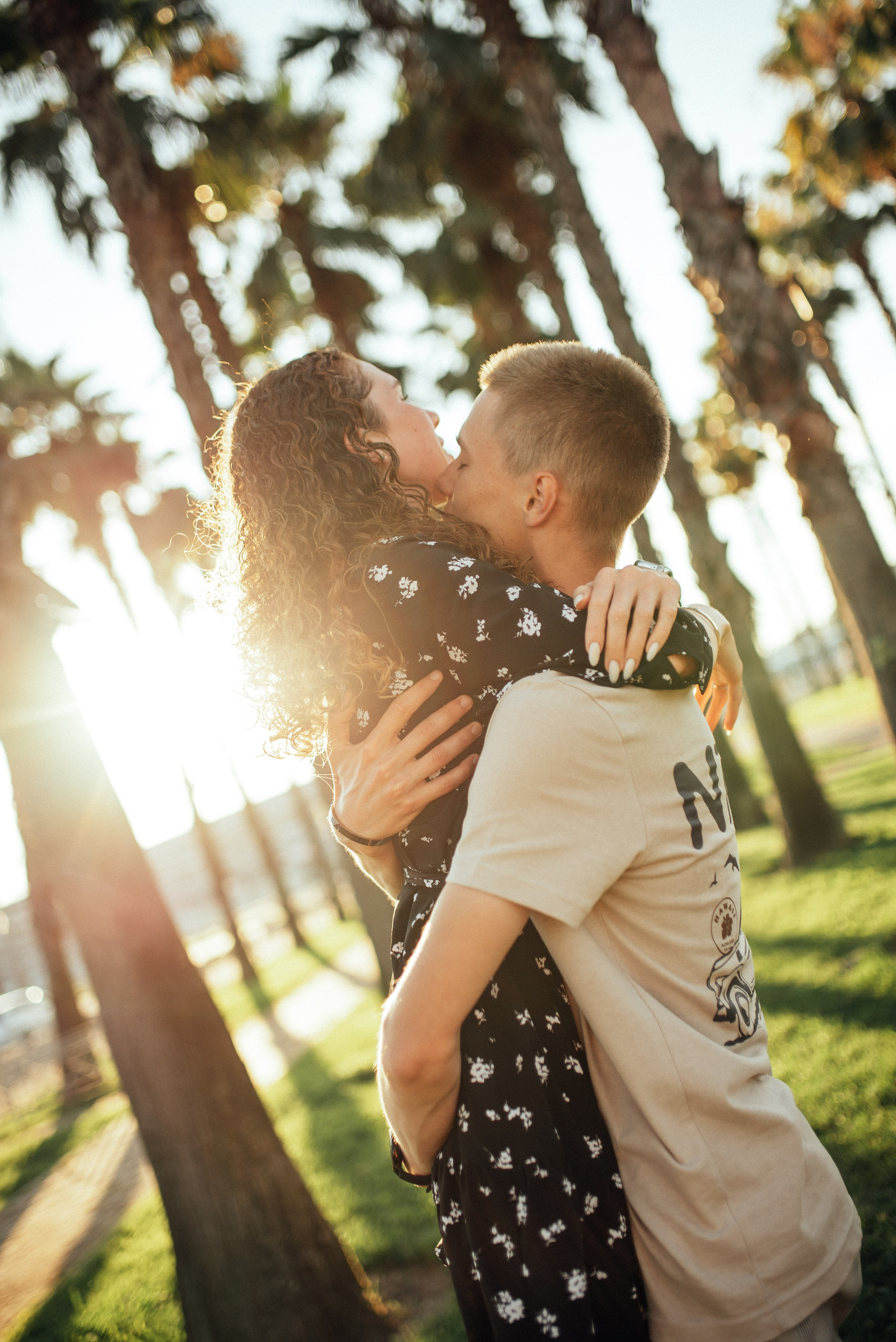 Фотосессия lovstory лавстори в Сириусе на аллее пальм. Фотограф в Сочи — Маргарита Поганова