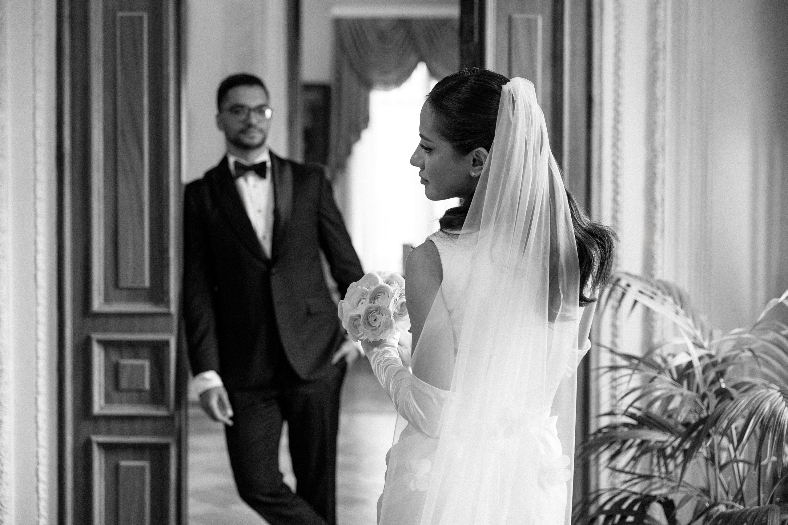 Роспись в Кутузовском ЗАГСе, фотосессия в Пушкинской библиотеке и банкет (семейный ужин) в ресторане «Кафе Пушкинъ». Свадебный фотограф в Москве Полина Лелетко