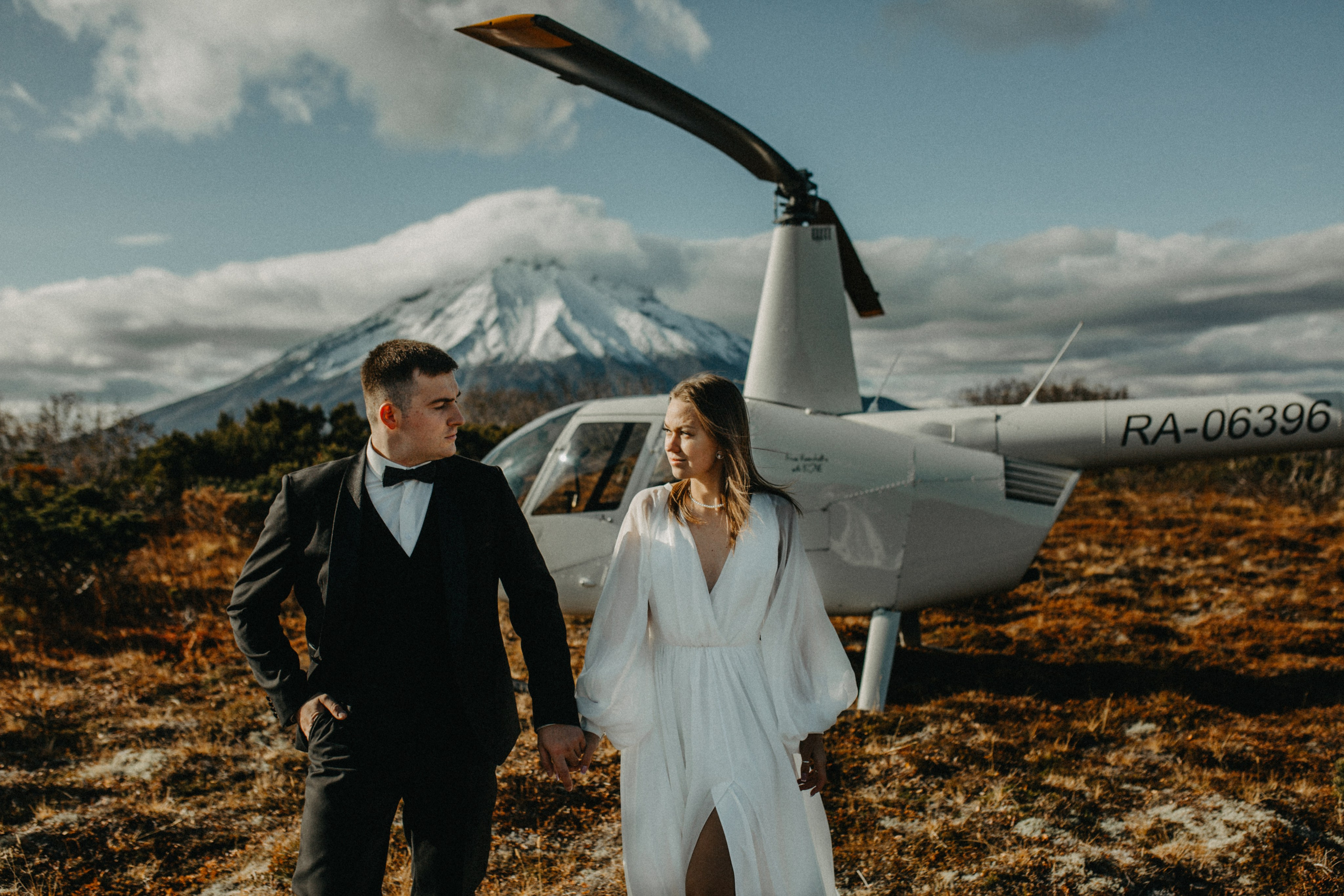 Вертолетный полет Бухта Жировая. Свадебное фото и видео на Камчатке. Туристические маршруты