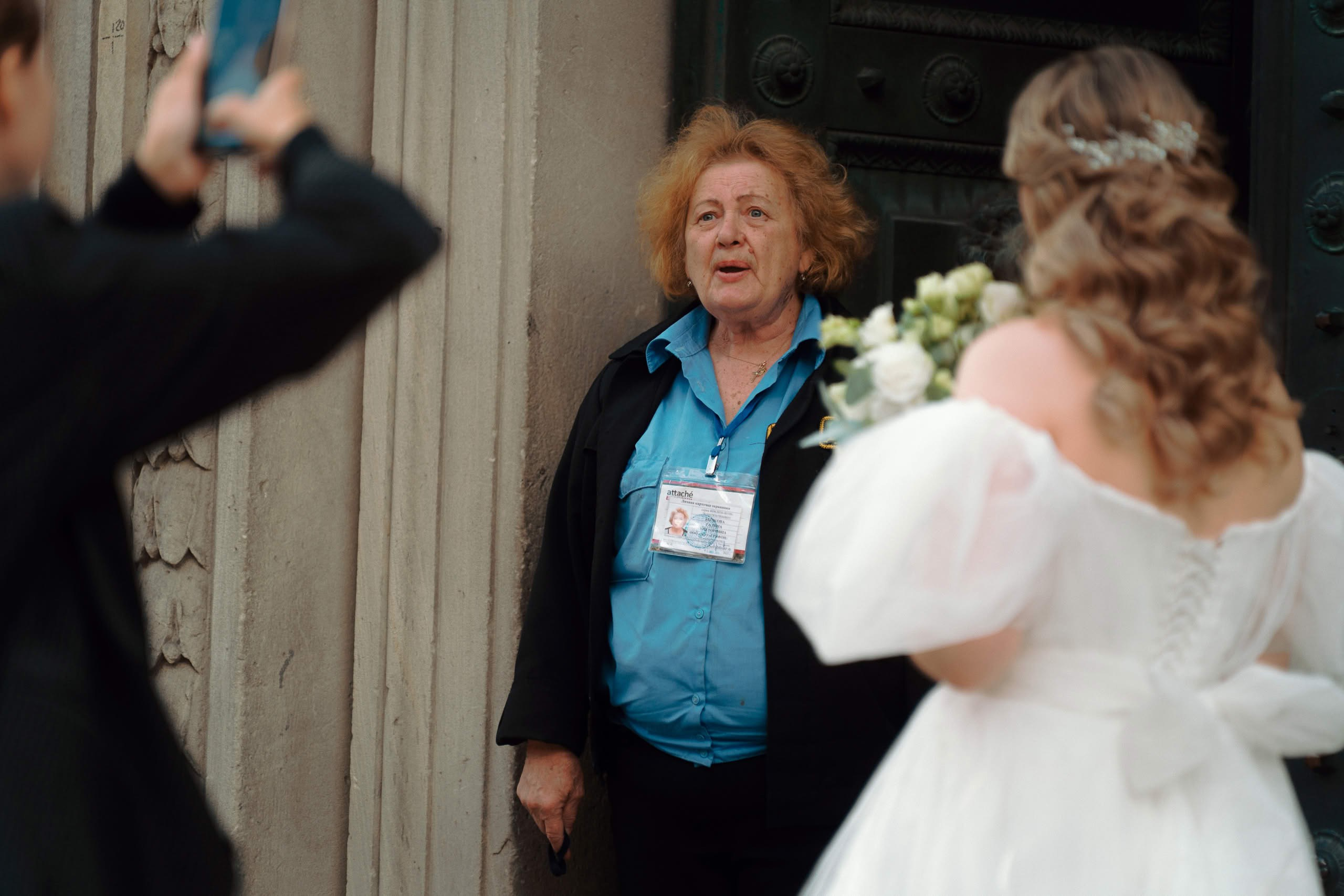 Свадебная прогулка у входа в Академию Штиглица — момент с охраной