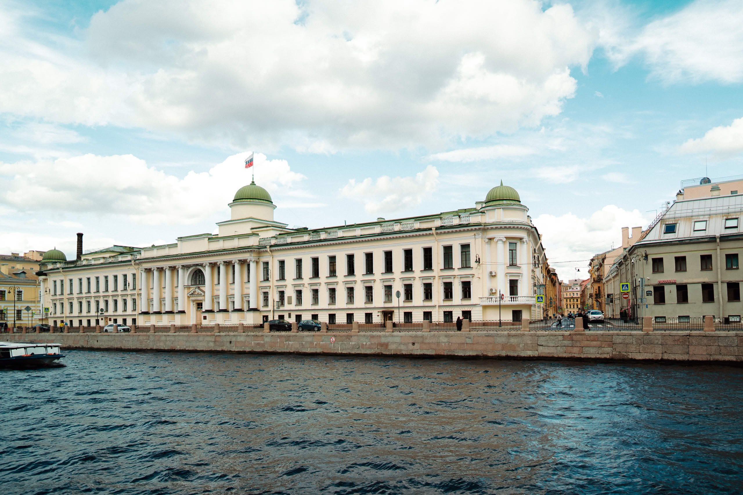 Вид на набережную Фонтанки и здания Петербурга