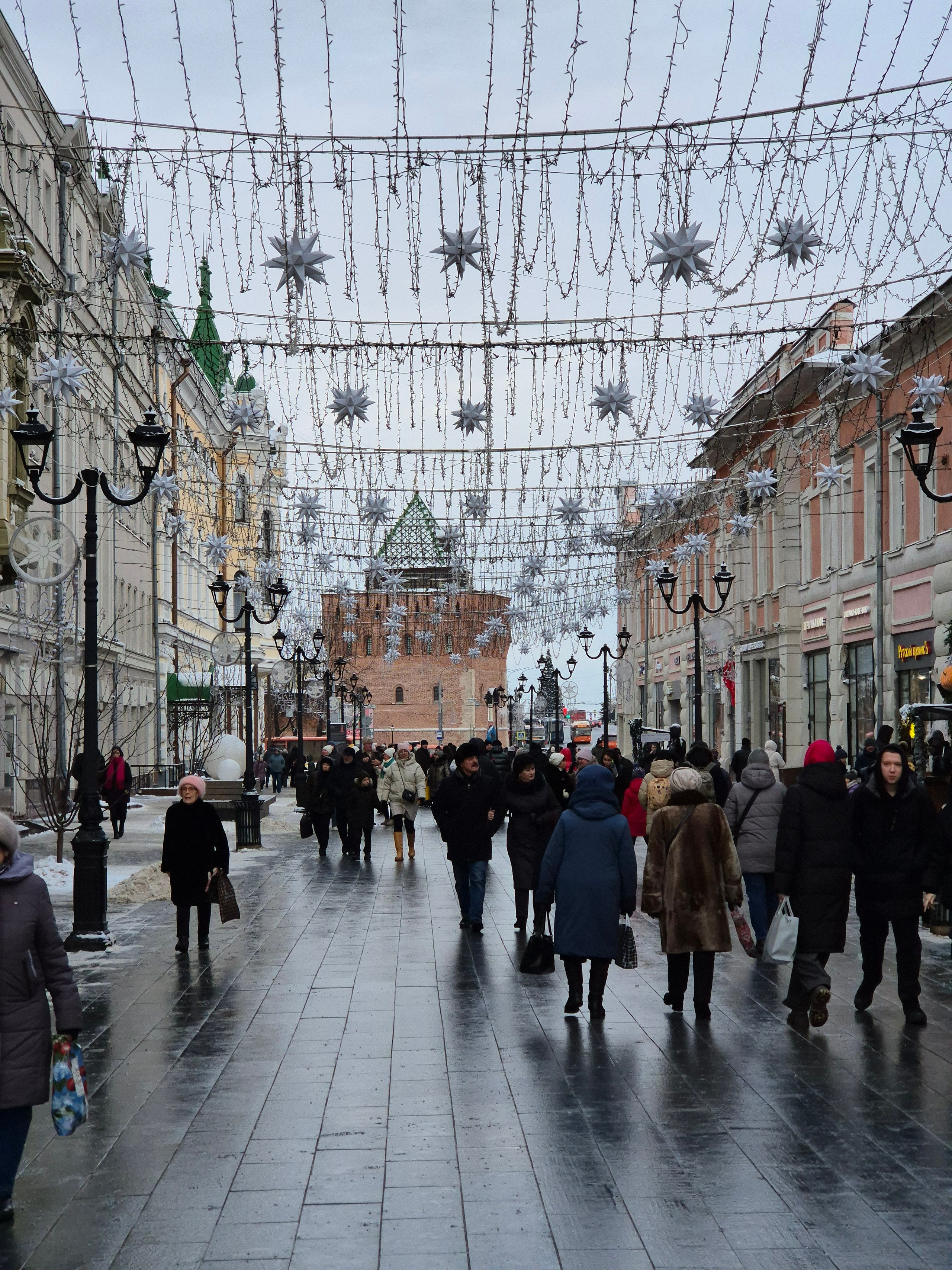 Единственная улица города, где в любое время были толпы гуляющих. Даже 1 января 