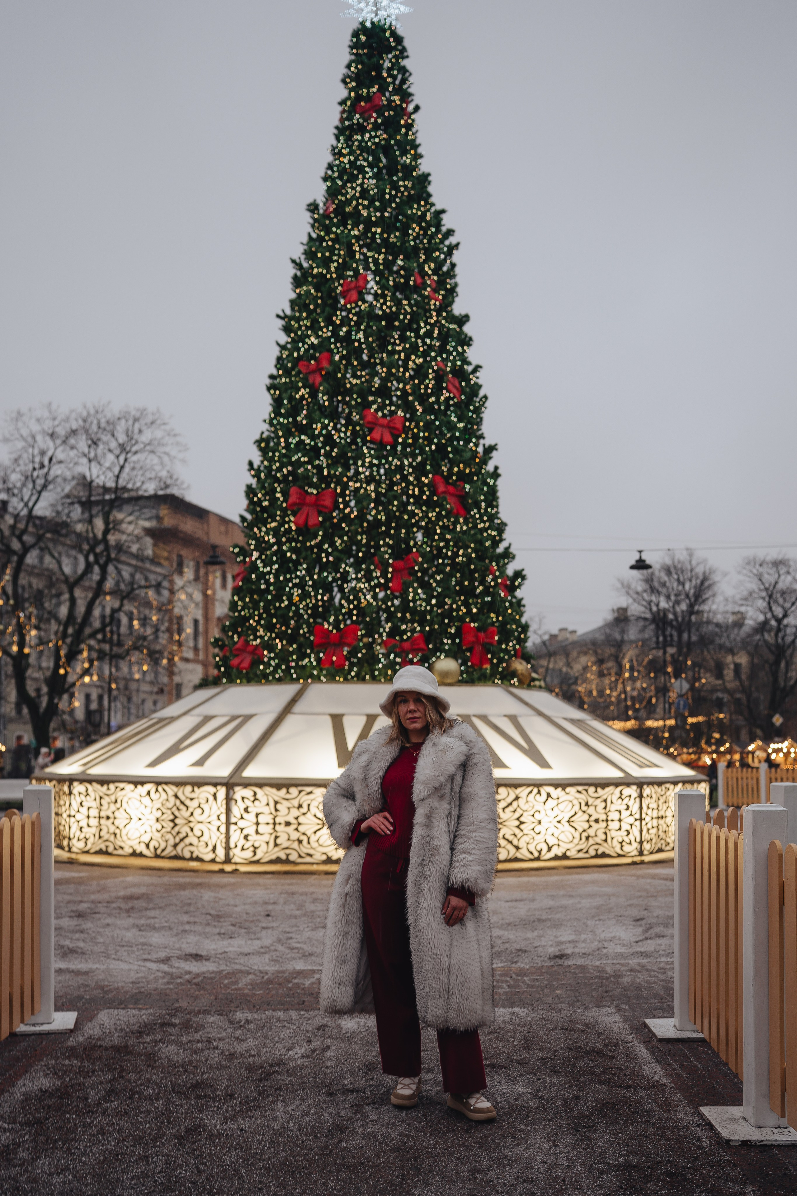 ПРОГУЛКА НА МАНЕЖНОЙ ПЛОЩАДИ ДЛЯ ДЕВУШКИ ПЕРЕД НОВЫМ ГОДОМ (НОВОГОДНЯЯ ФОТОСЕССИИЯ НА МАНЕЖНОЙ ПЛОЩАДИ). Профессиональный фотограф, Санкт-Петербург — Виктория Богомолова