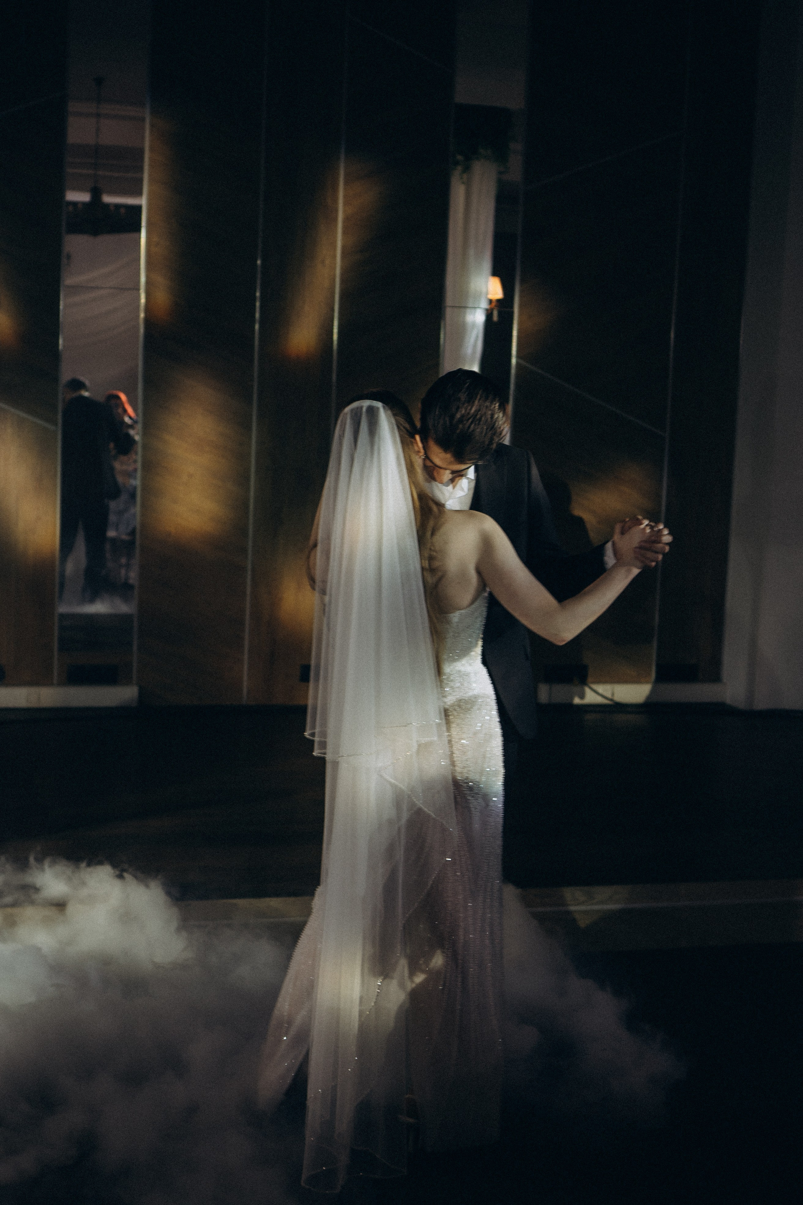 ПЕРВЫЙ ТАНЕЦ МОЛОДЫХ НА БАНКЕТЕ. ТРОГАТЕЛЬНЫЙ МОМЕНТ (СНЯТО В СИБИРЕ В НИЖНЕВАРТОВСКЕ). Профессиональный фотограф, Санкт-Петербург — Виктория Богомолова