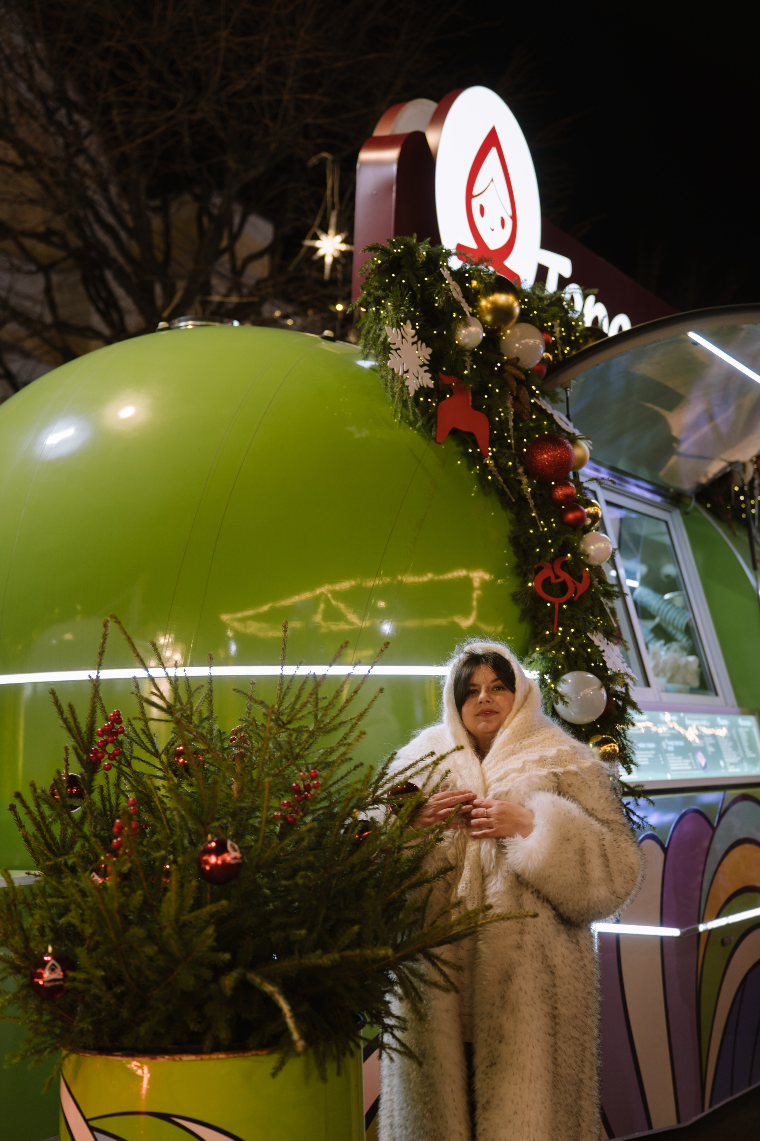 ПРОГУЛКА НА МАНЕЖНОЙ ПЛОЩАДИ ДЛЯ ДЕВУШКИ ПЕРЕД НОВЫМ ГОДОМ (НОВОГОДНЯЯ ФОТОСЕССИИЯ НА МАНЕЖНОЙ ПЛОЩАДИ). Профессиональный фотограф, Санкт-Петербург — Виктория Богомолова