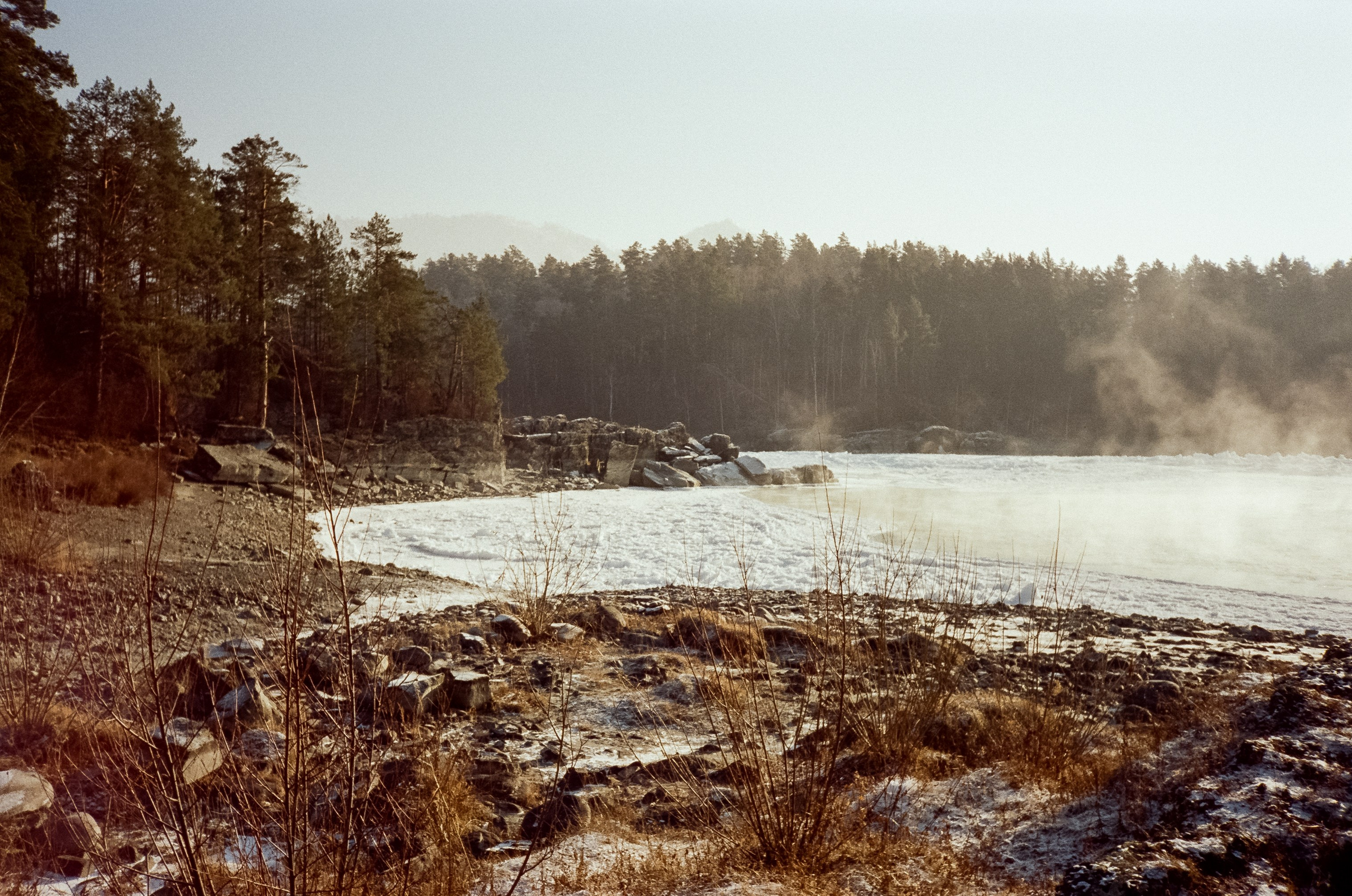База Берель: лес, скалы, пляж, снег и лед, солнце и пар на Катуни. Фотограф-документалист Мария Осокина