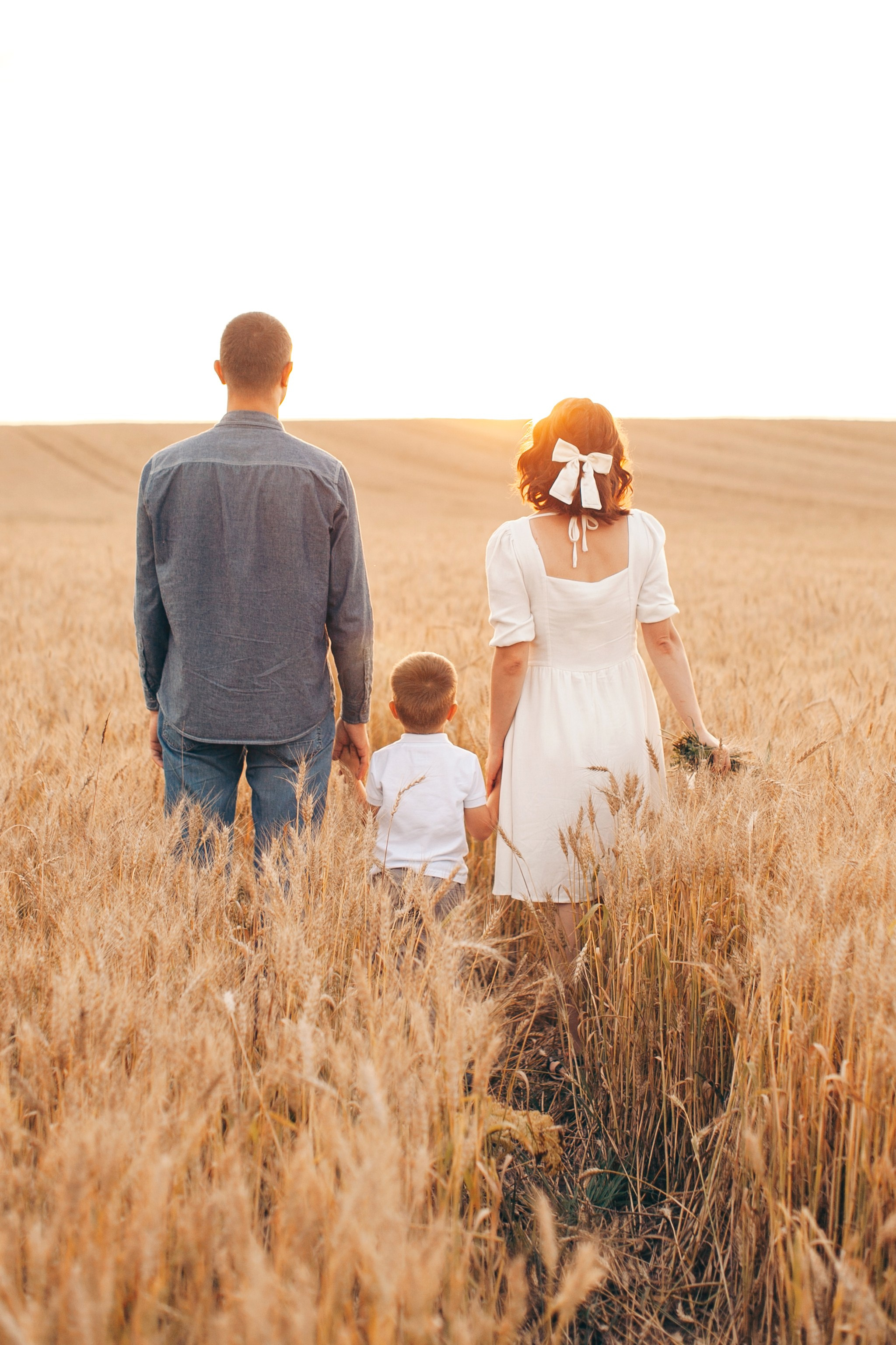 Семейная фотосессия в поле на закате. Фотограф Ольга Ефремова