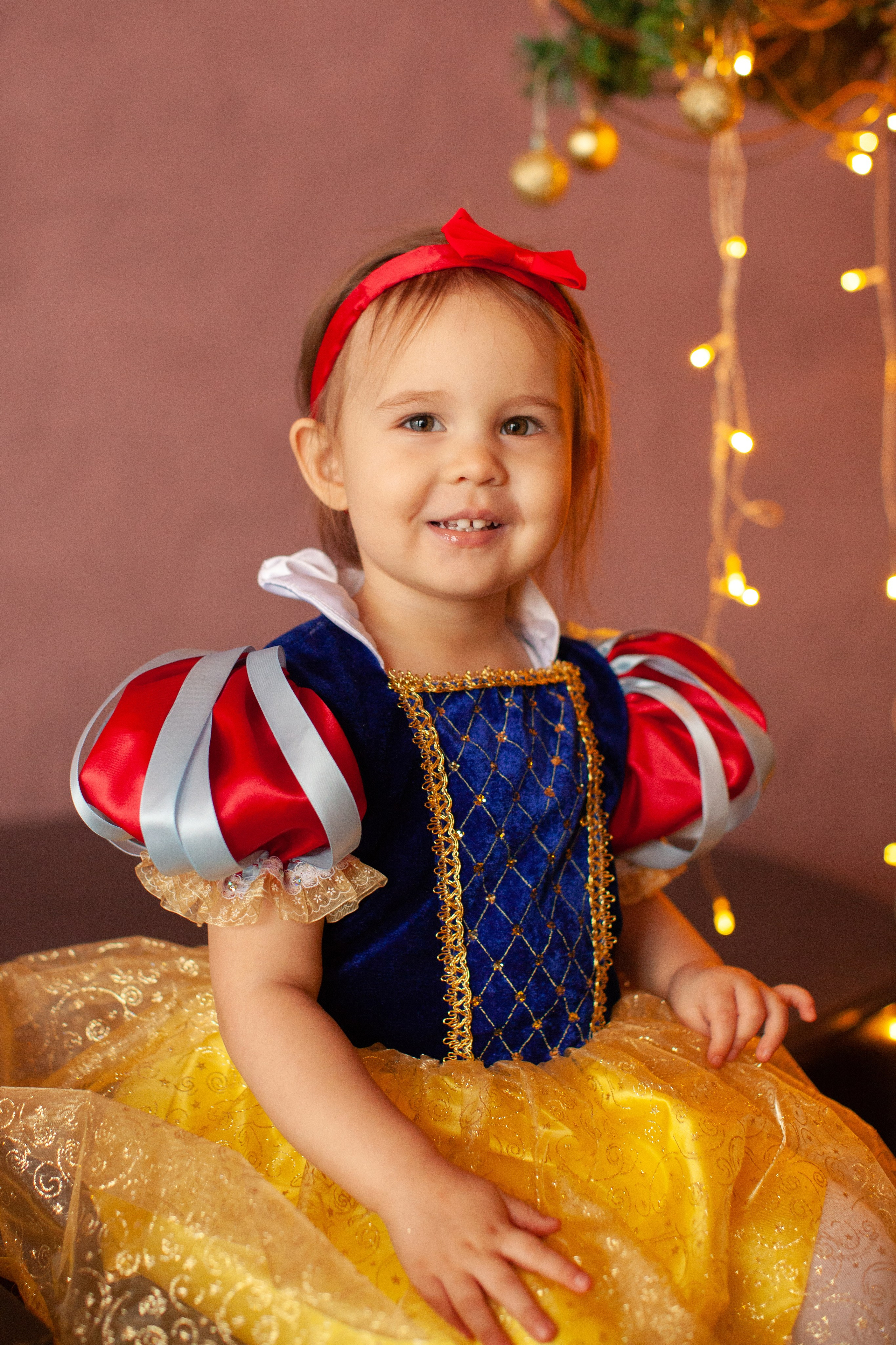 красивая белоснежка сидит и улыбается