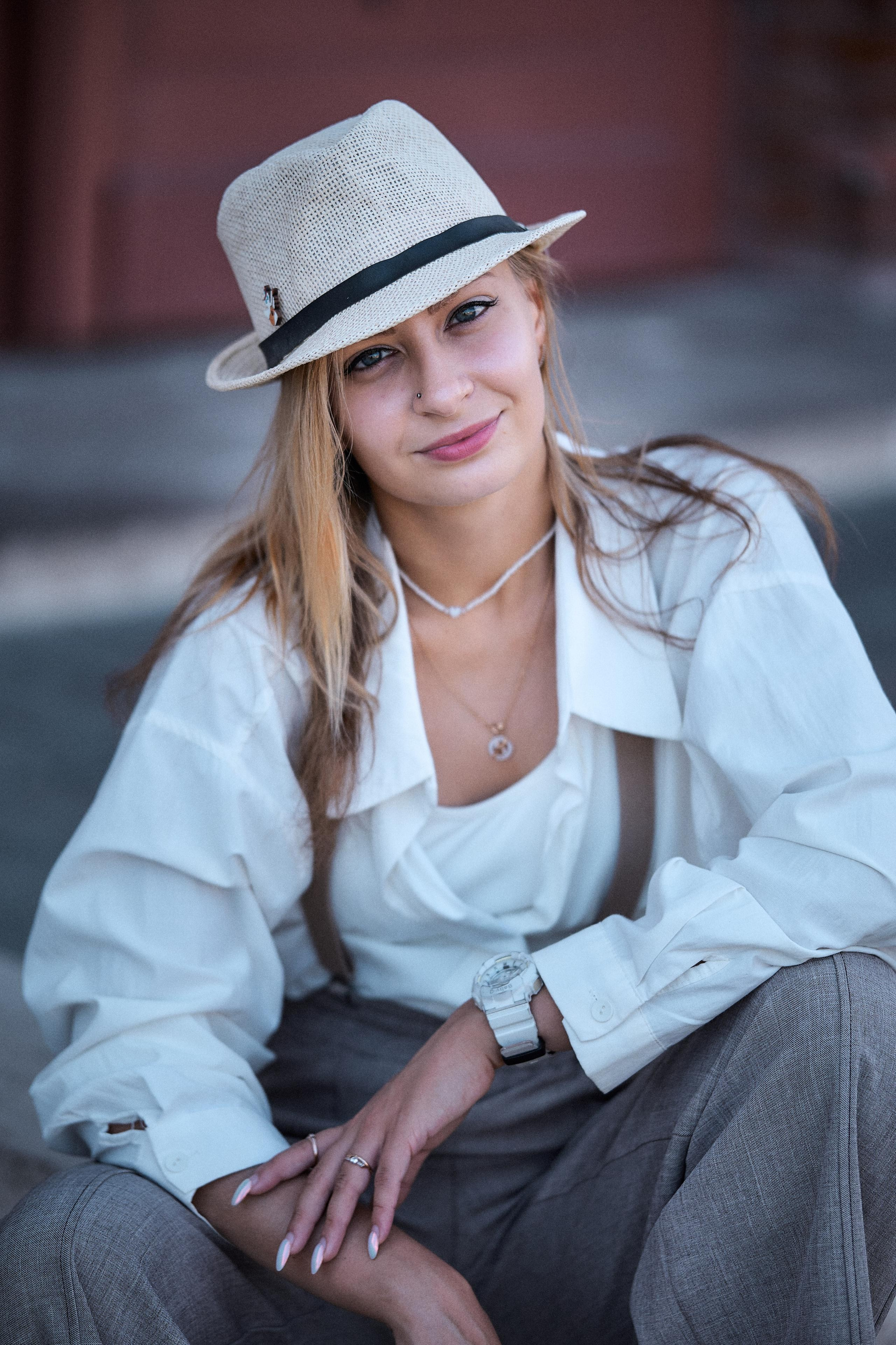 Лиза. Девушка сидит в шляпе