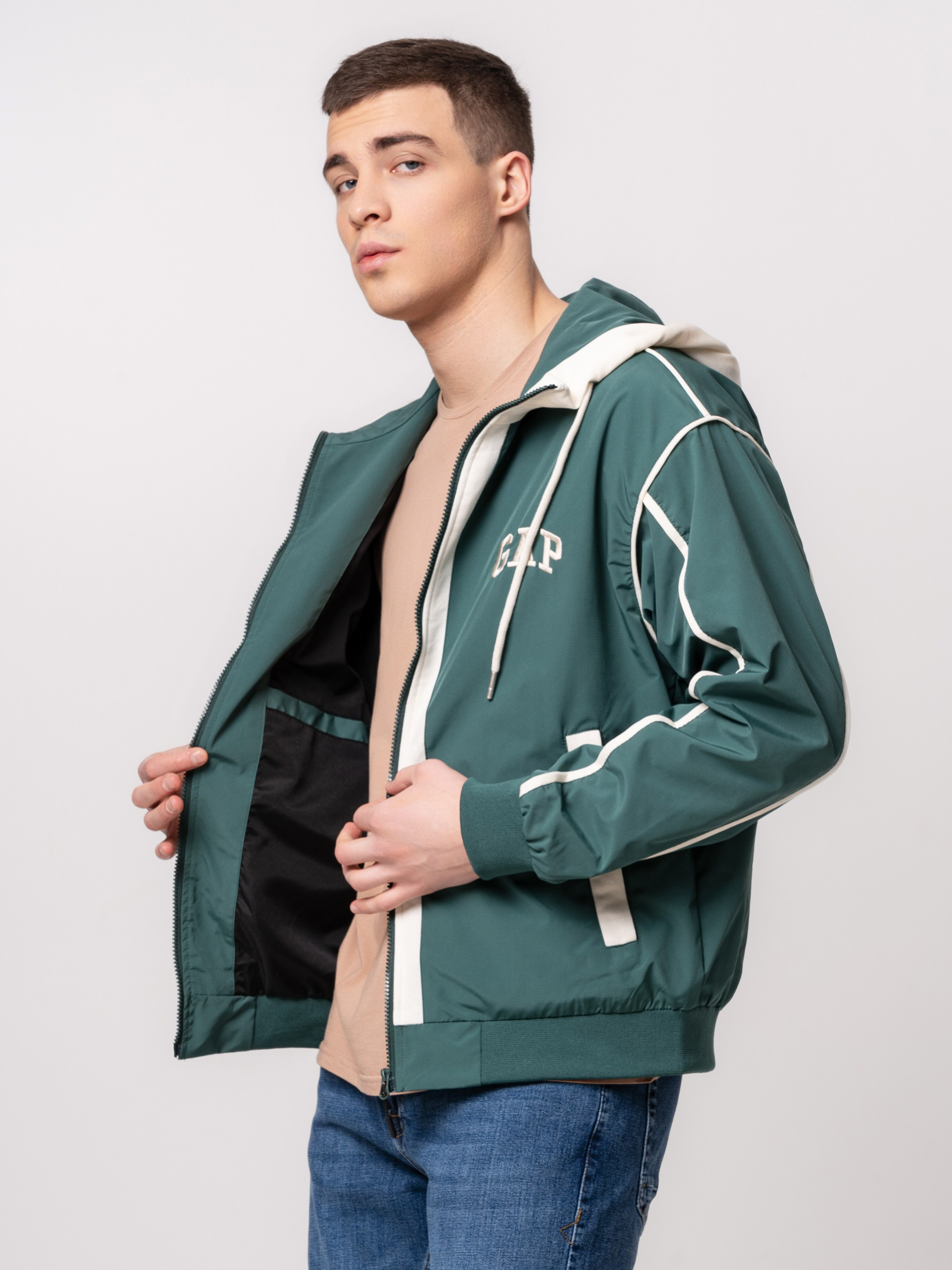 Фотосессия мужчина для съёмок товаров маркетплейс