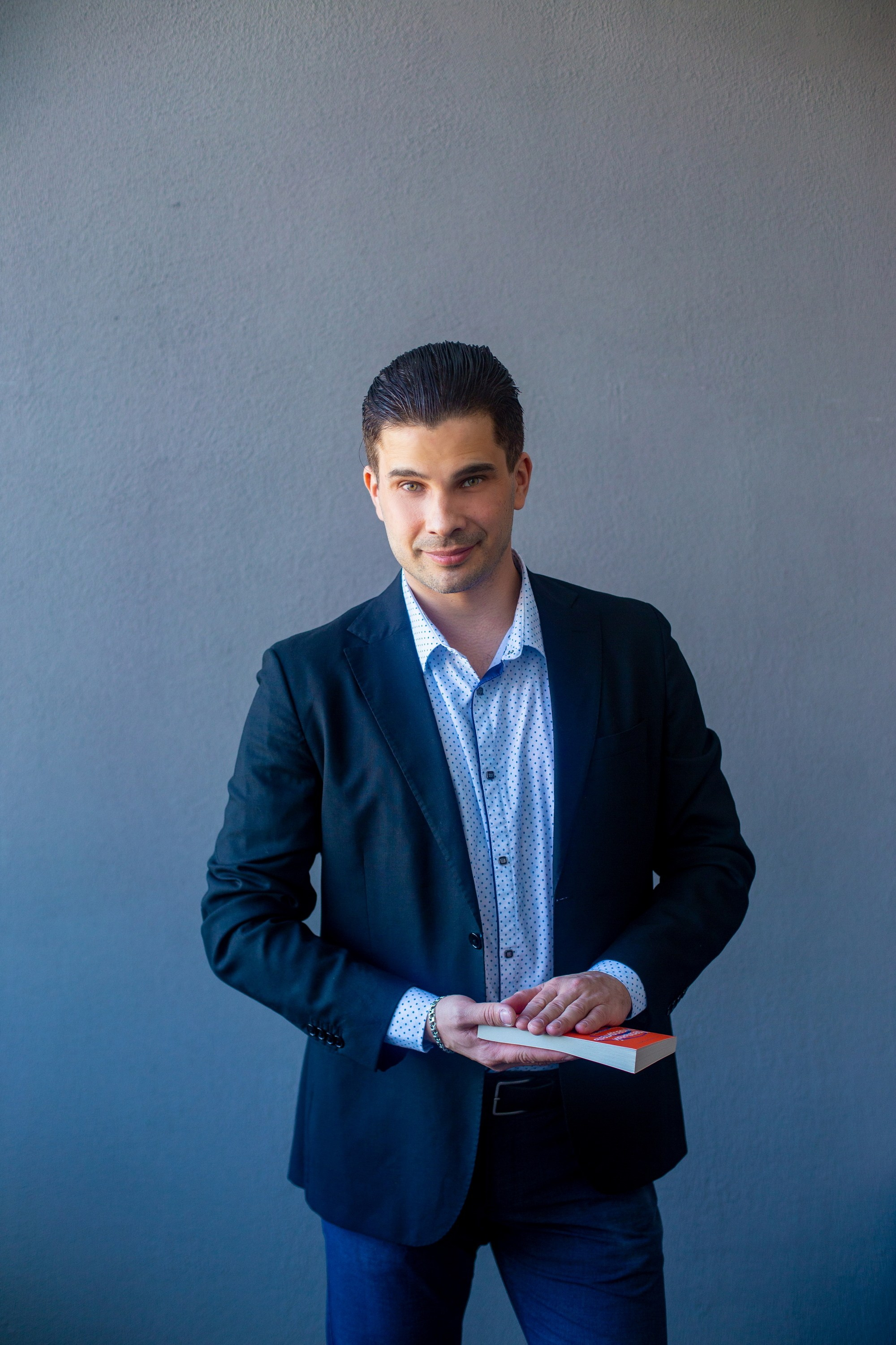 Бизнес портрет фотограф. Фотограф видеограф Иркутск фото видео студия Алексея Марамзина