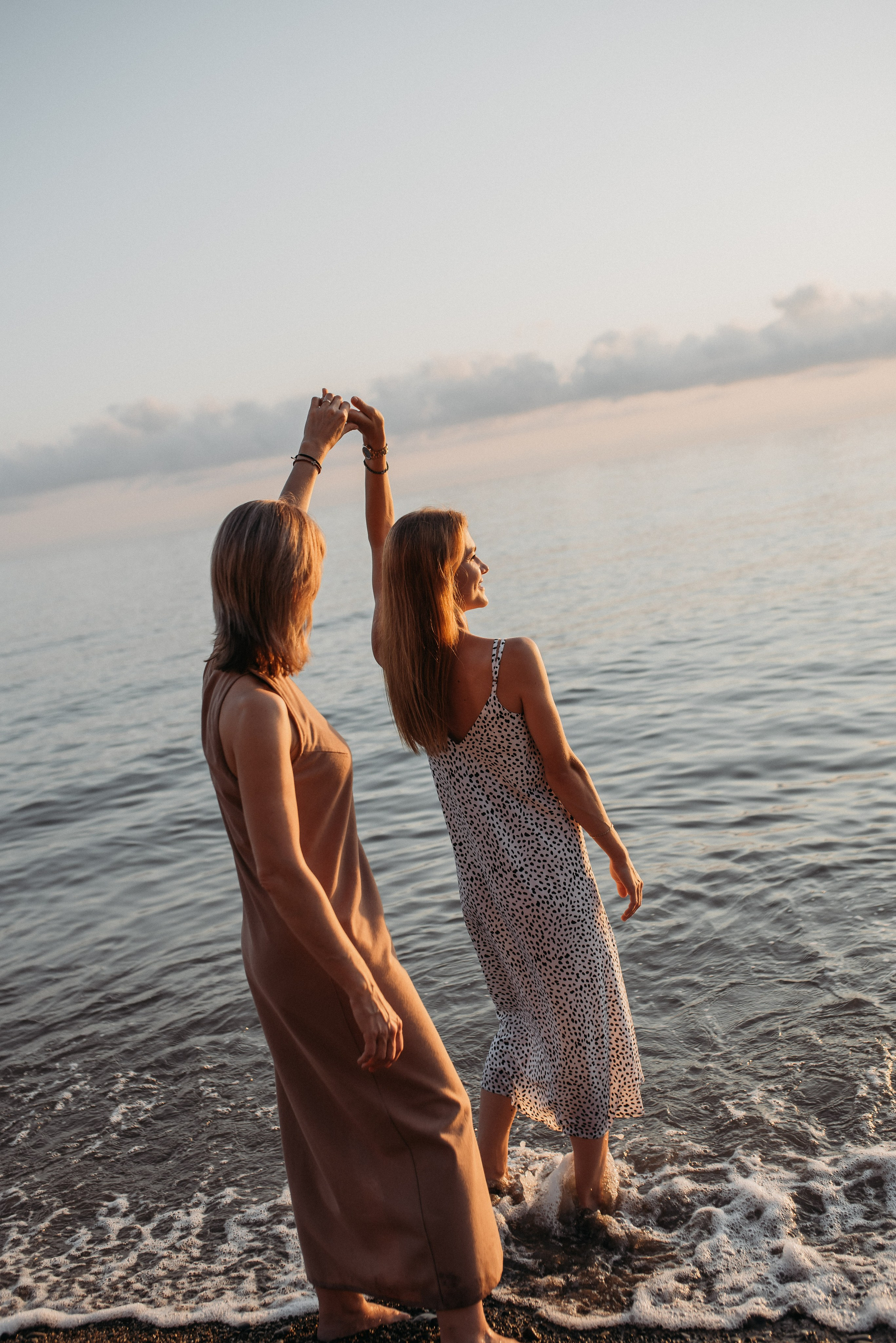 Семейная фотосессия мамы с дочками на берегу моря в Сочи Сириус Адлер. Фотограф в Сочи — Маргарита Поганова