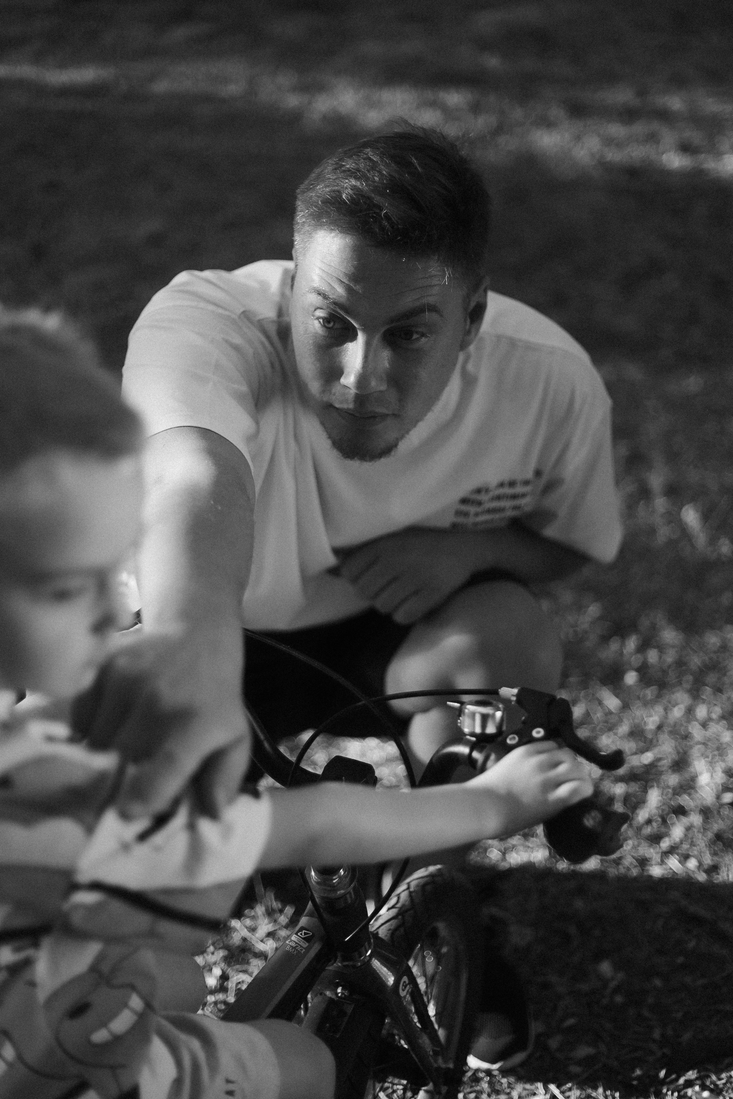 Папа учит сына кататься на велосипеде. Фотограф в Крыму | Виктория Нотевская