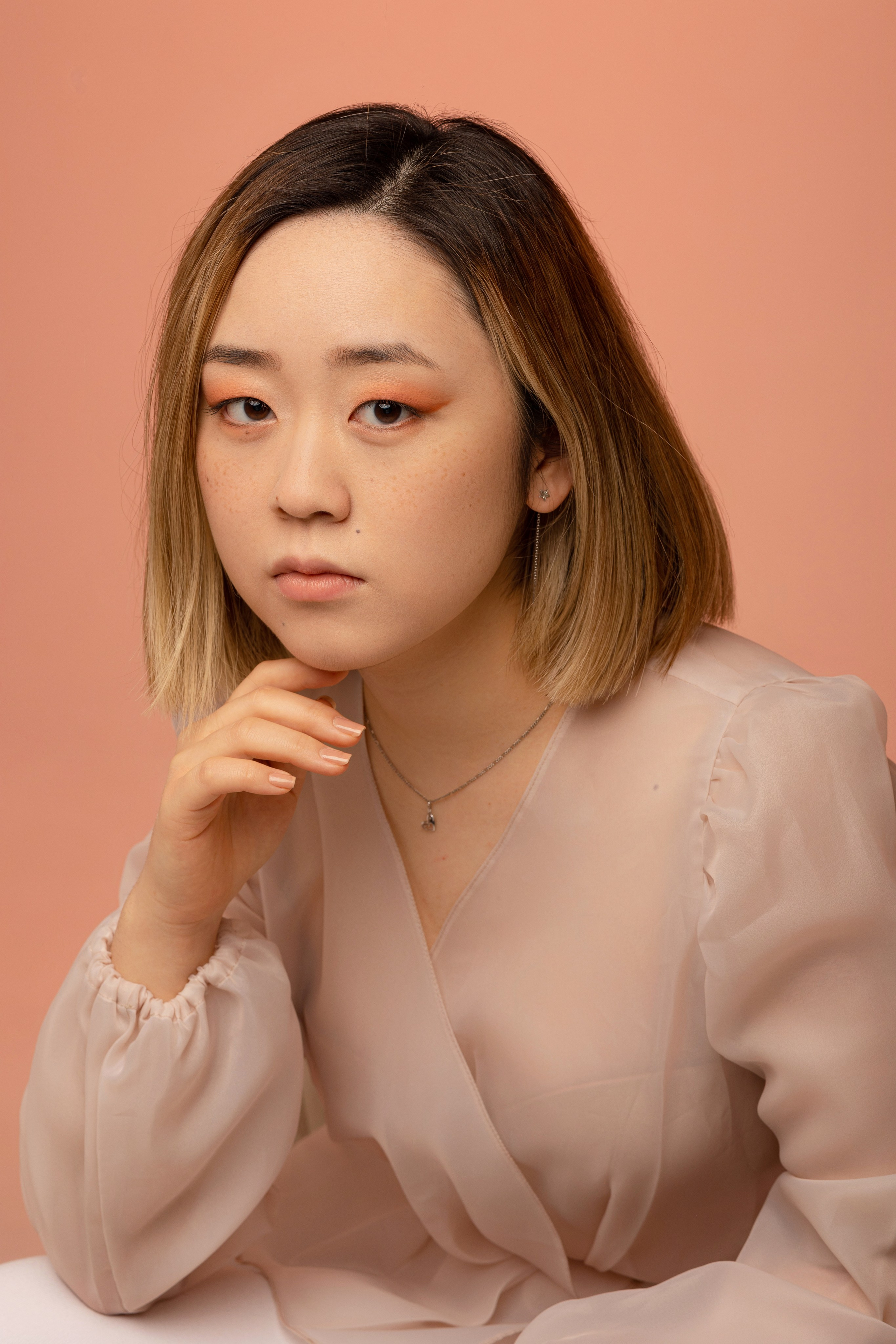 На портрете девушка  крупным планом правая рука под подбородком.