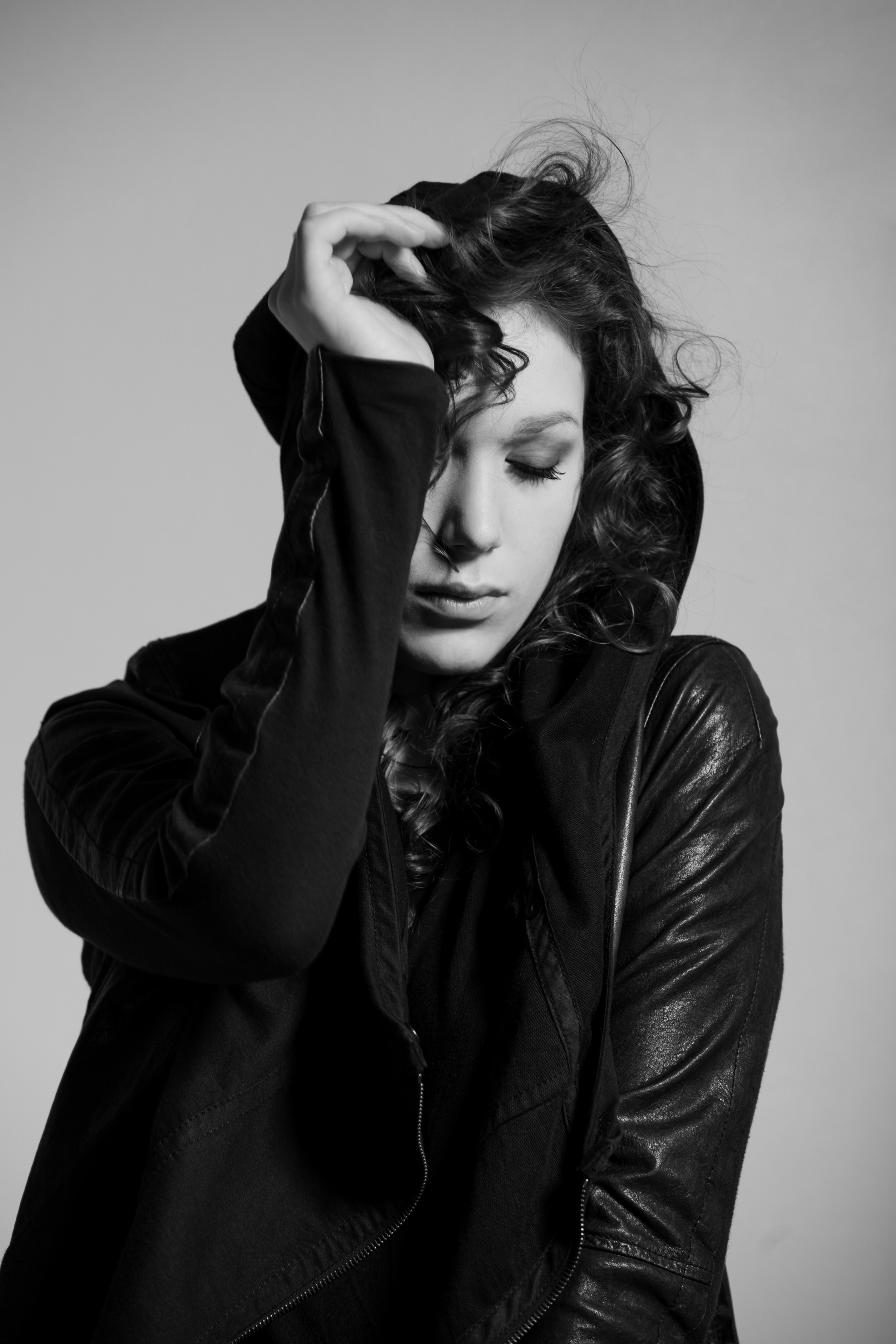 Девушка в чёрной дизайнерской куртке