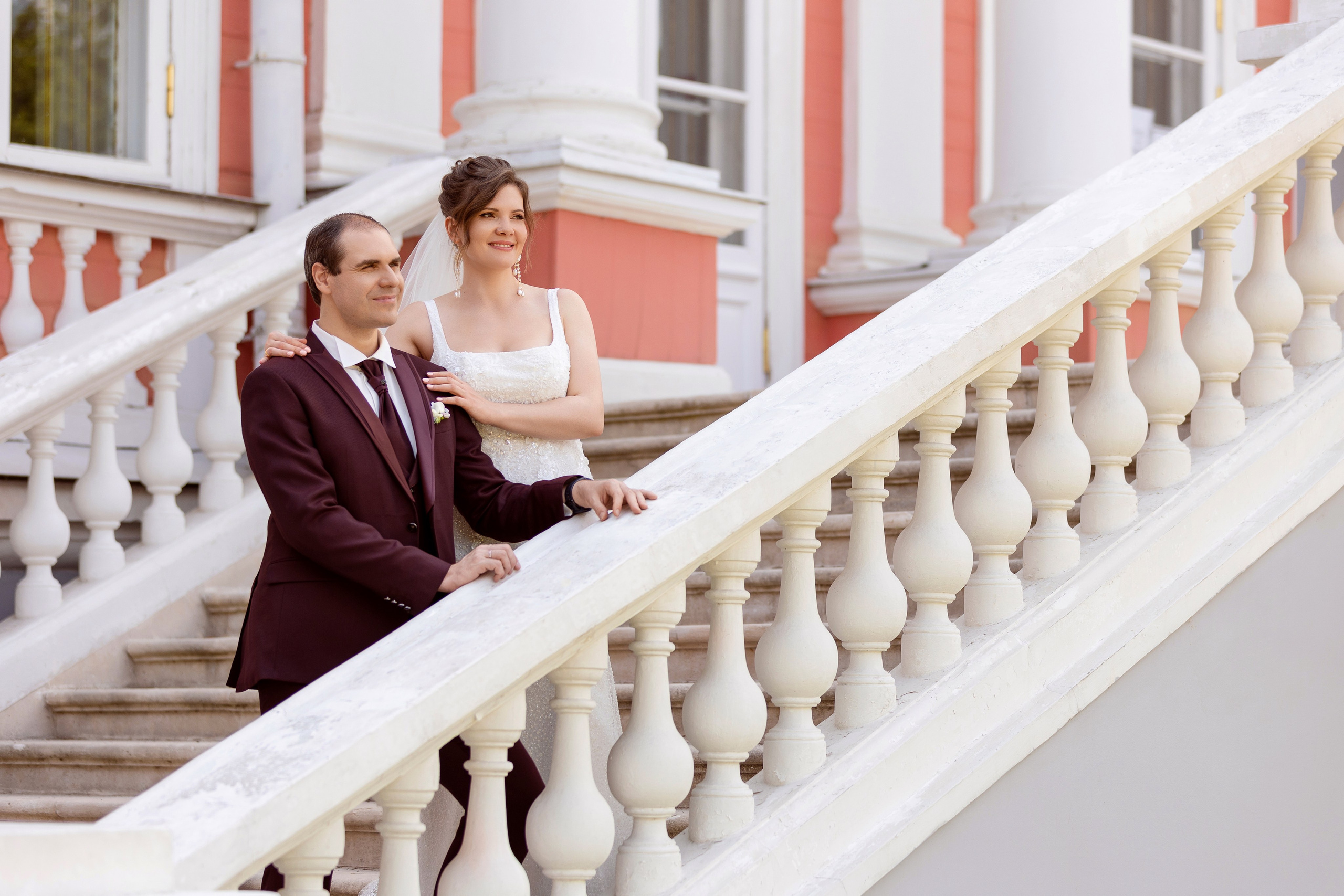 Молодожёны стоят на лестнице усадьбы Кускова