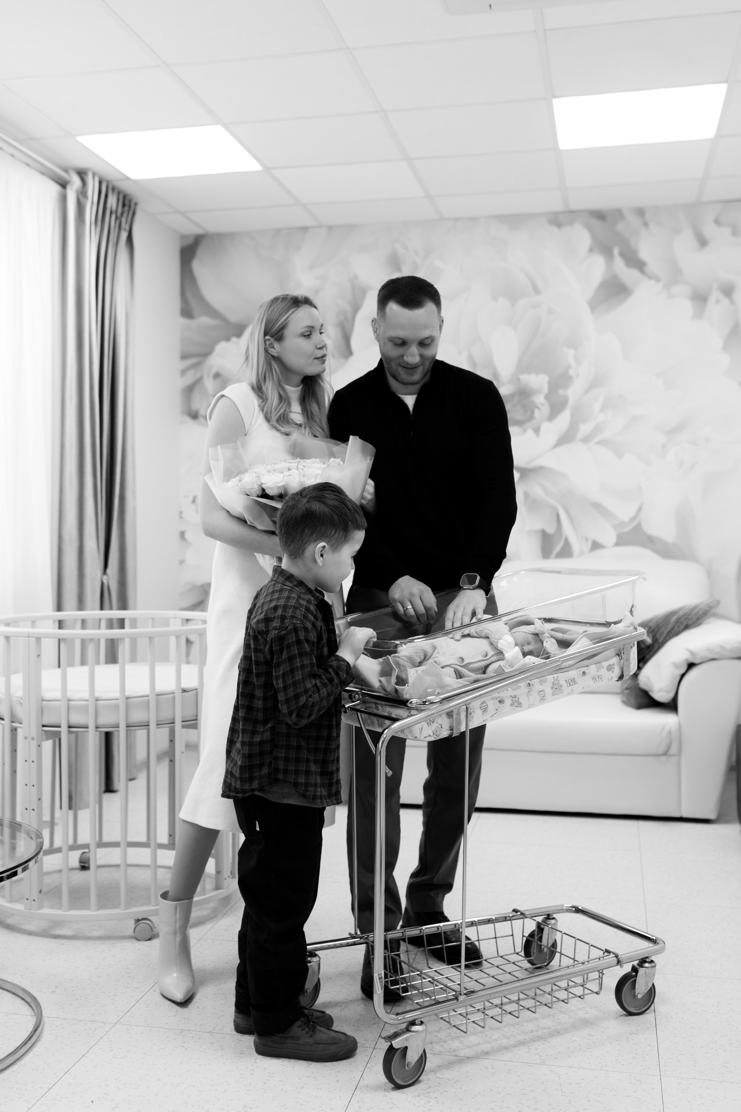 Фотограф на выписку из роддома в Краснодаре, выписка из Екатерининского роддома, фотограф Яна Морева. Семейный фотограф в Краснодаре Яна Морева