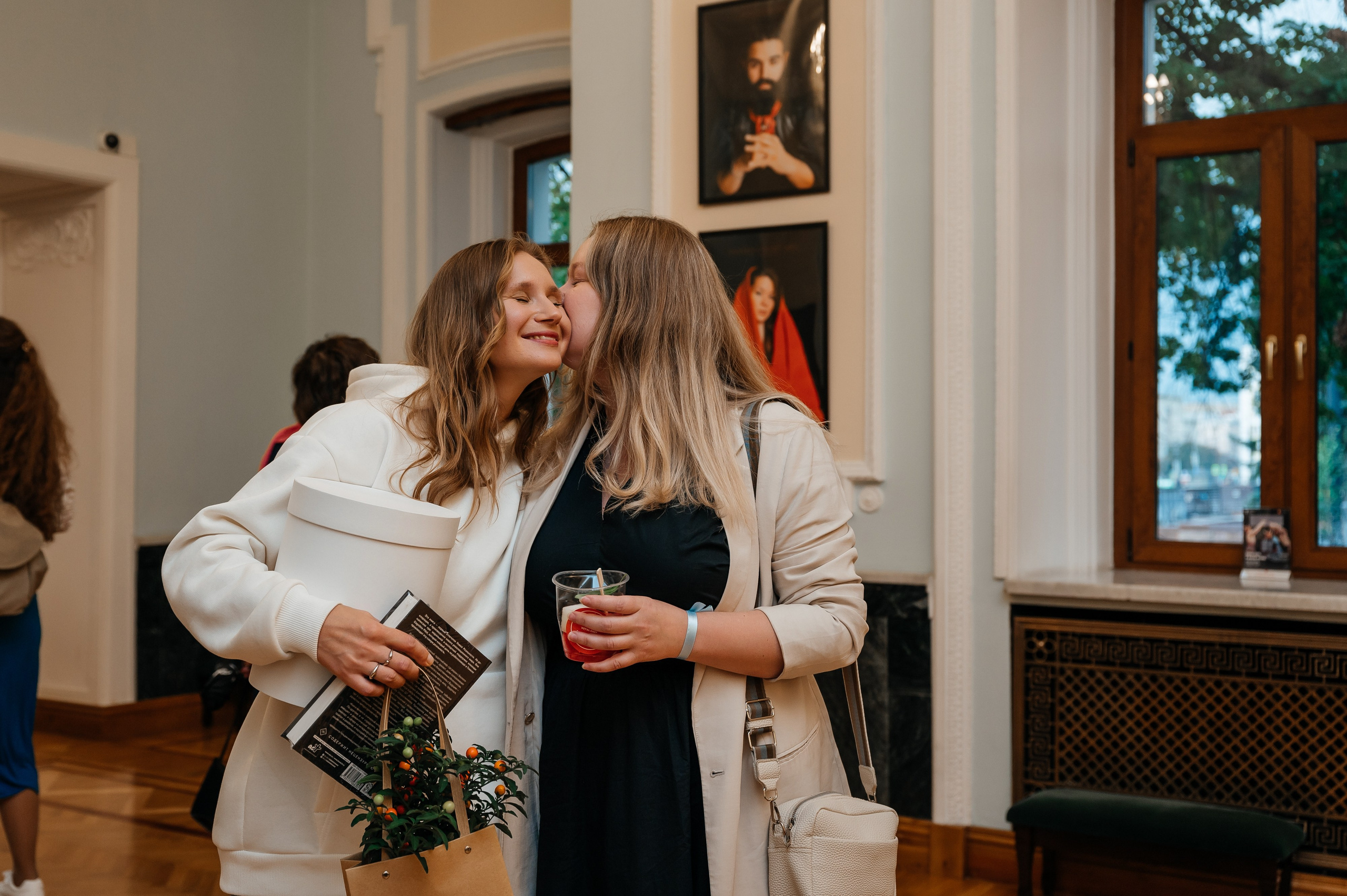 Открытие выставки Кати Васильевой в Молодежном театре. Wedding and family photographer USA