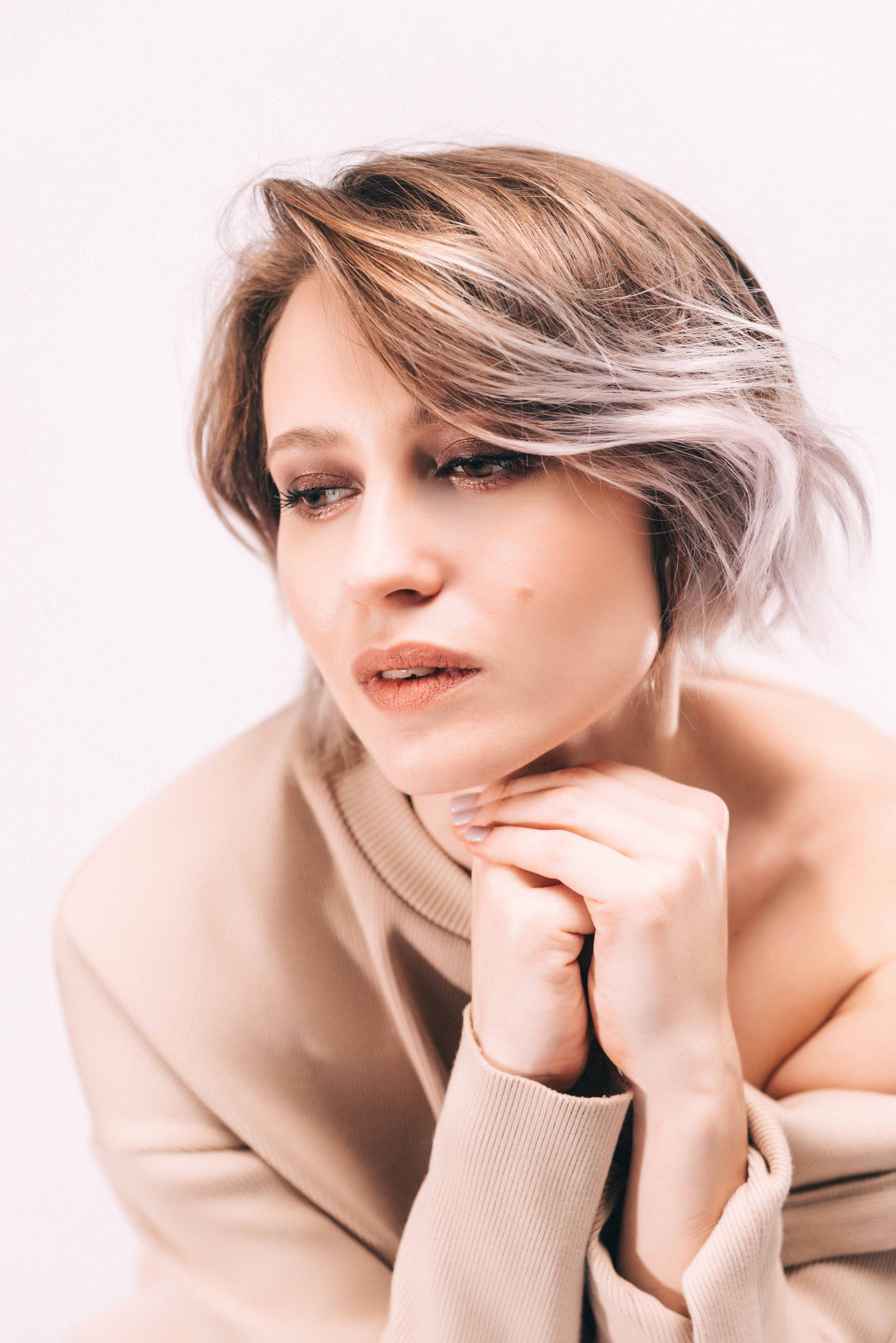 Саша и вино | портреты на белом фоне. Фотограф и видеограф в Москве и Абу Даби Мария Кулагина