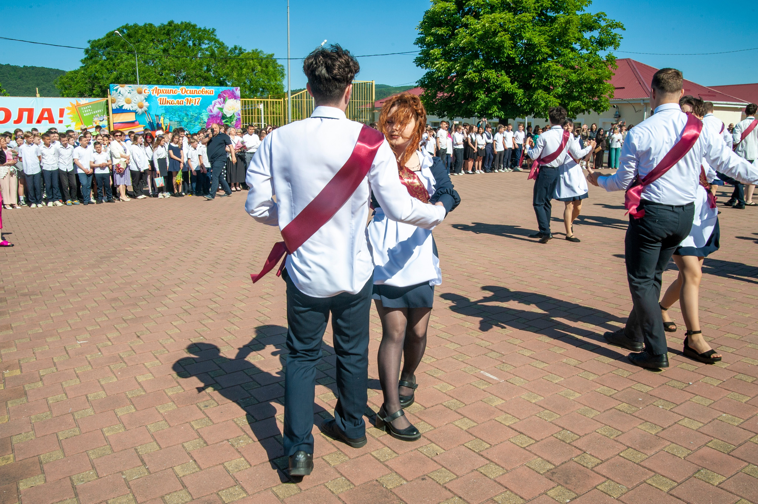 Последний Звонок МАОУ СОШ № 17 им. Эдуарда Есаяна — Архипо-Осиповка. Свадебный и семейный фотограф Денис Лукьянов в Краснодаре, Краснодарском крае и Республике Крым