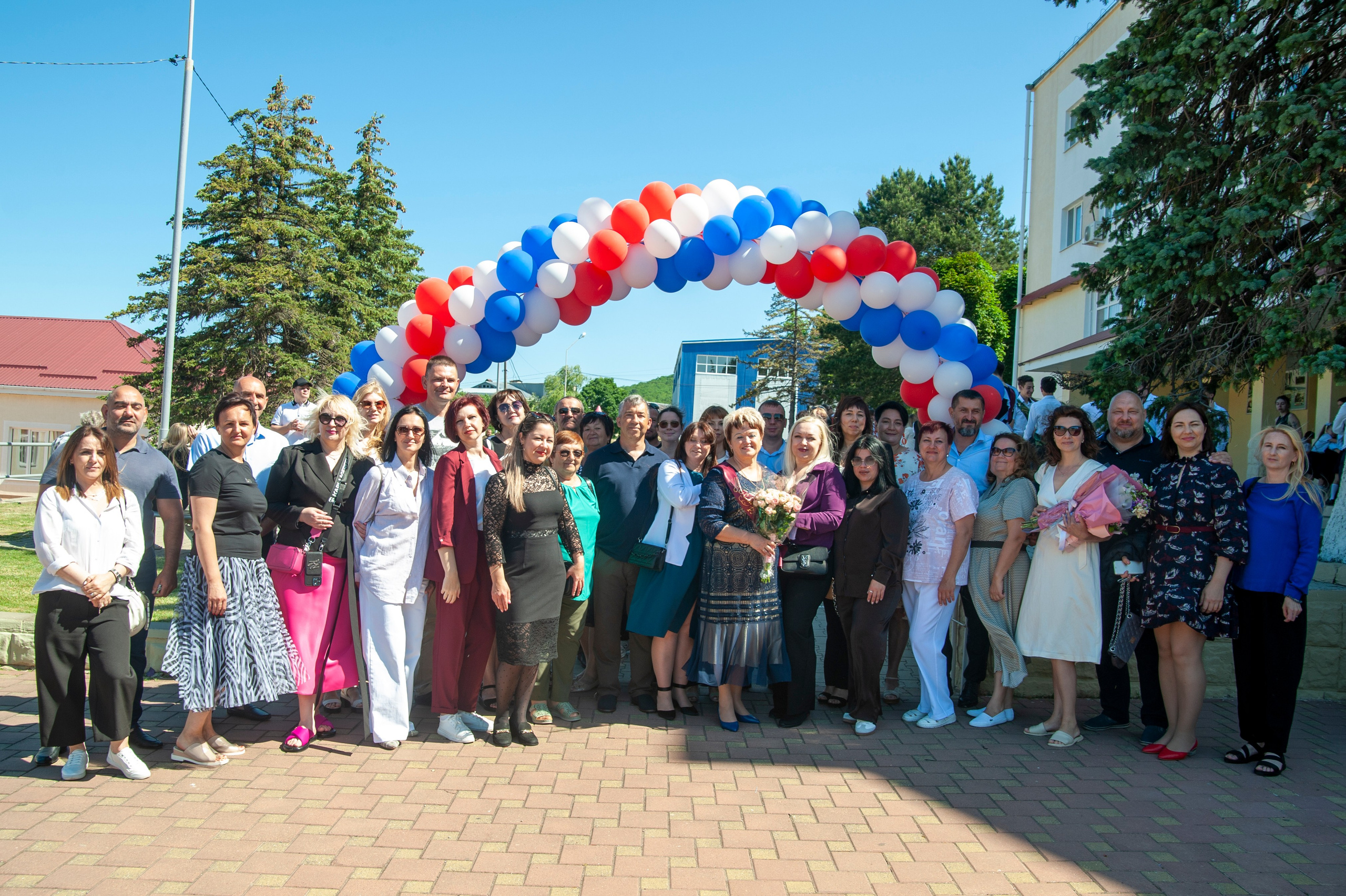 Последний Звонок МАОУ СОШ № 17 им. Эдуарда Есаяна — Архипо-Осиповка. Свадебный и семейный фотограф Денис Лукьянов в Краснодаре, Краснодарском крае и Республике Крым