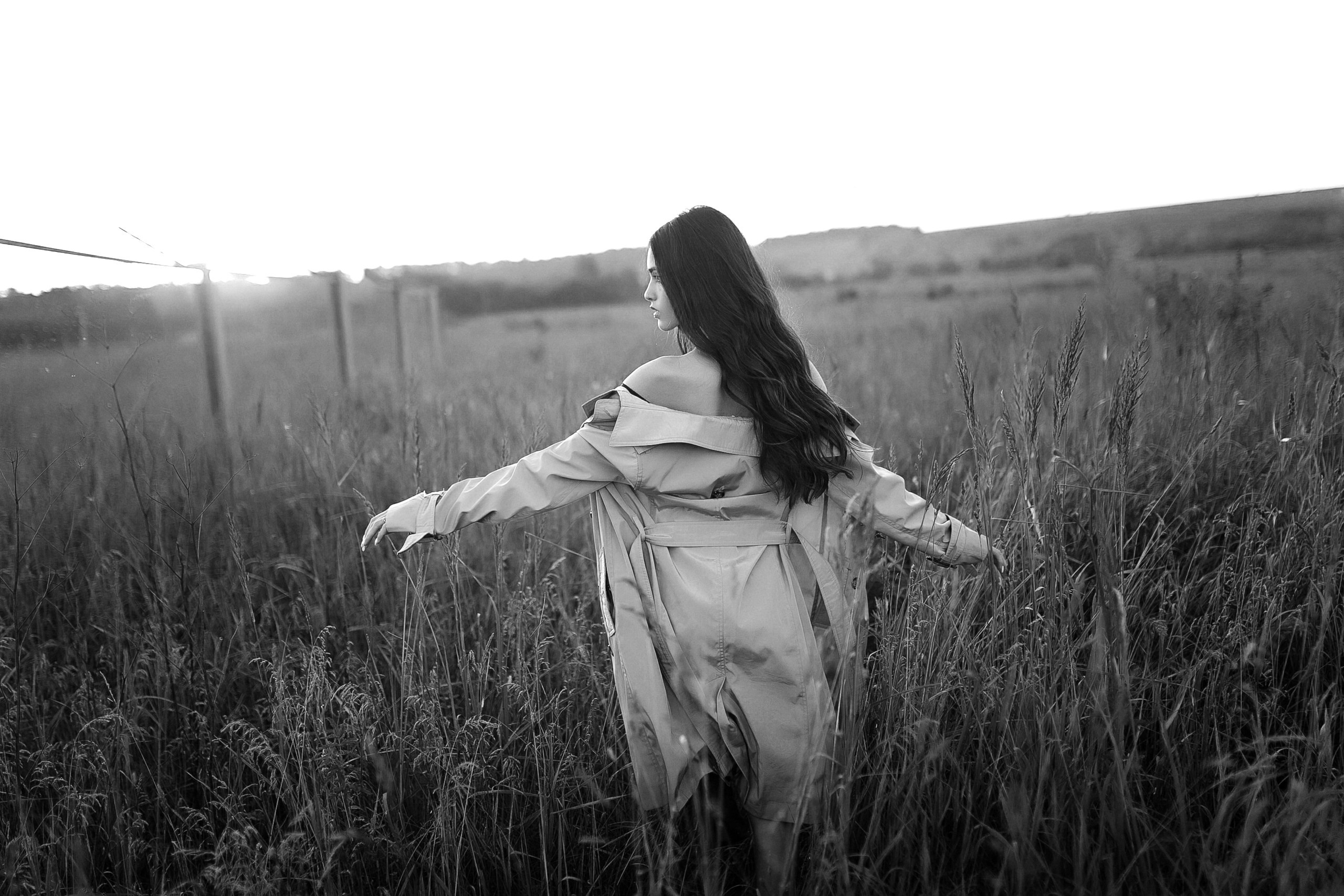 Римма и плащ в летний вечер. Свадебный фотограф в Орле Андрей Поляков