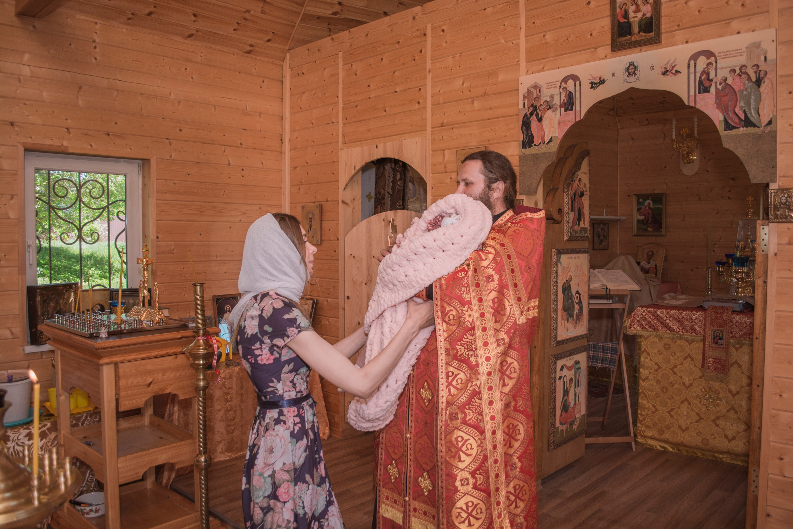 Крещение Василисы в храме Николая Чудотворца в д. Старый погост. Фотограф Евгений Егоров