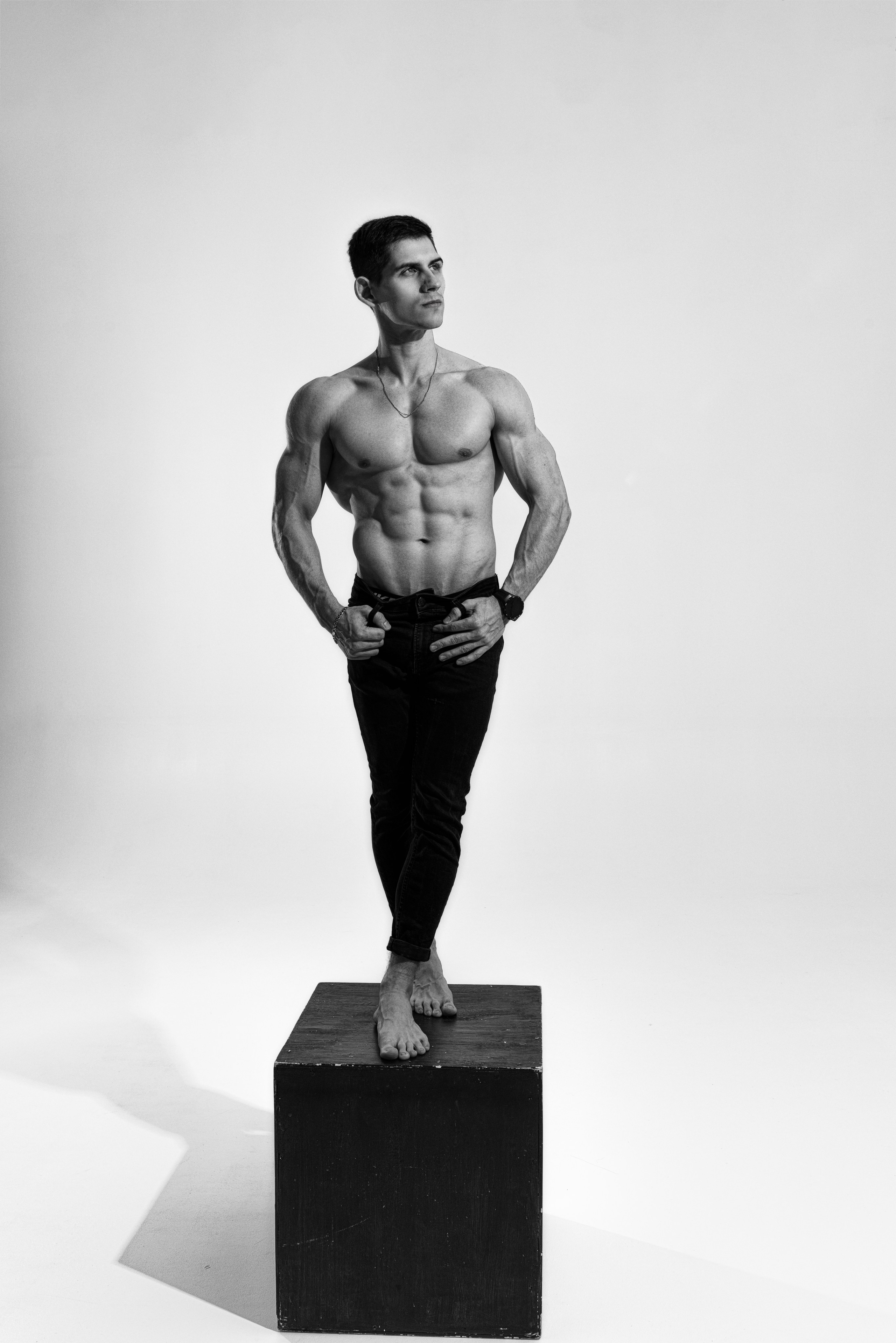 Съемка с Владом на циклораме с импульсным светом для себя и контента. Дмитрий Шульгин, портретный фотограф в Воронеже