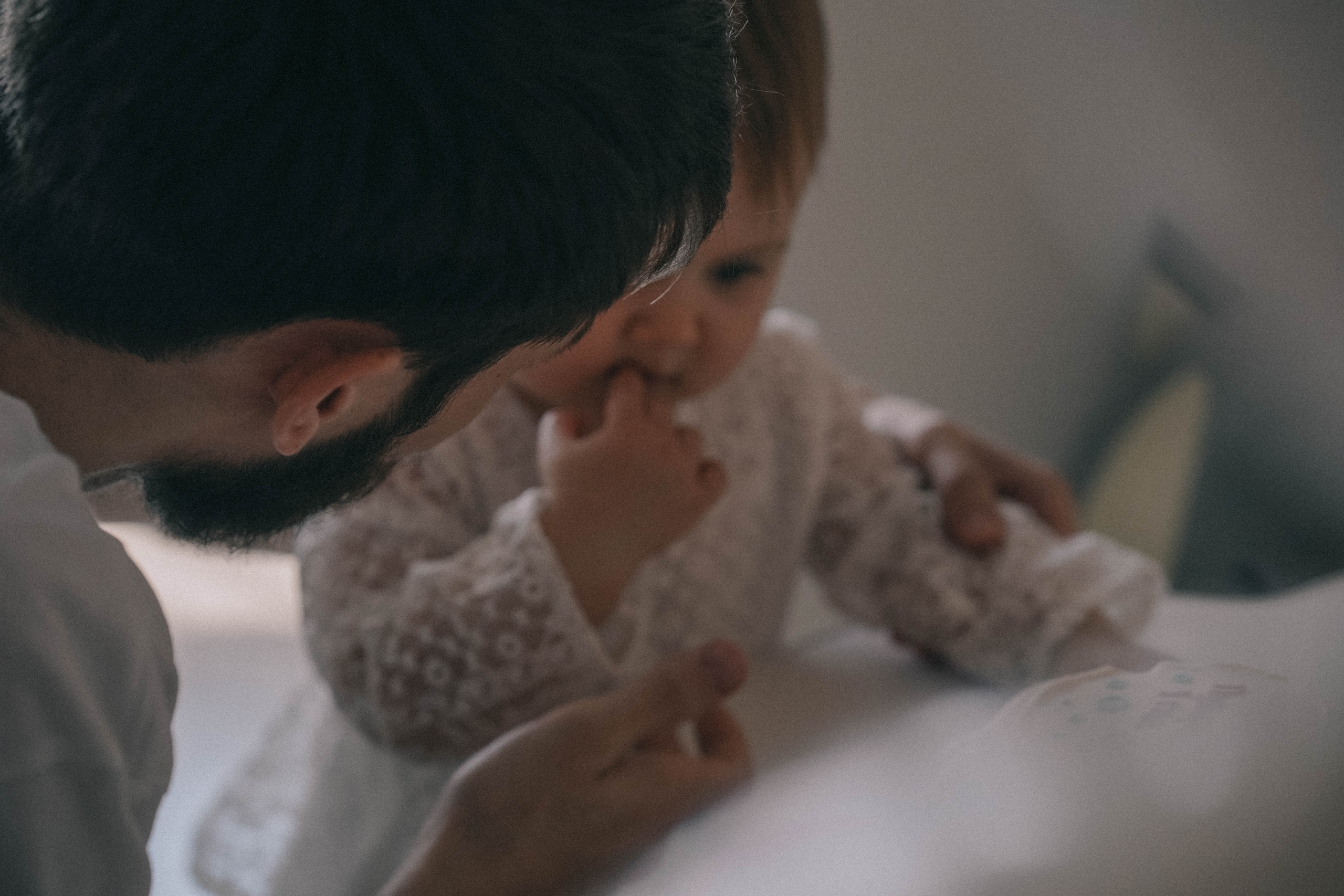 Она стала его нежностью. Семейный и свадебный фотограф