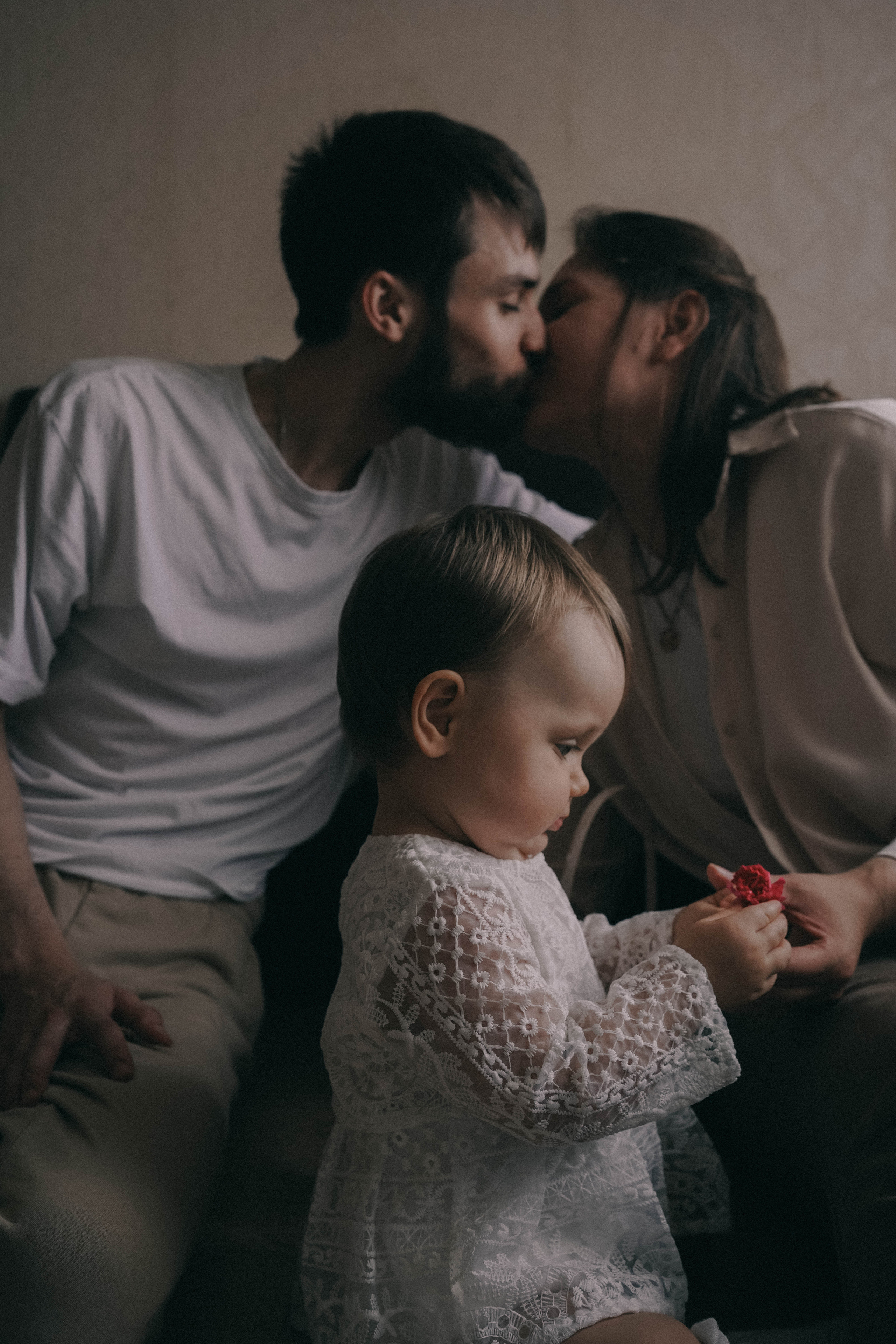 Она стала его нежностью. Семейный и свадебный фотограф