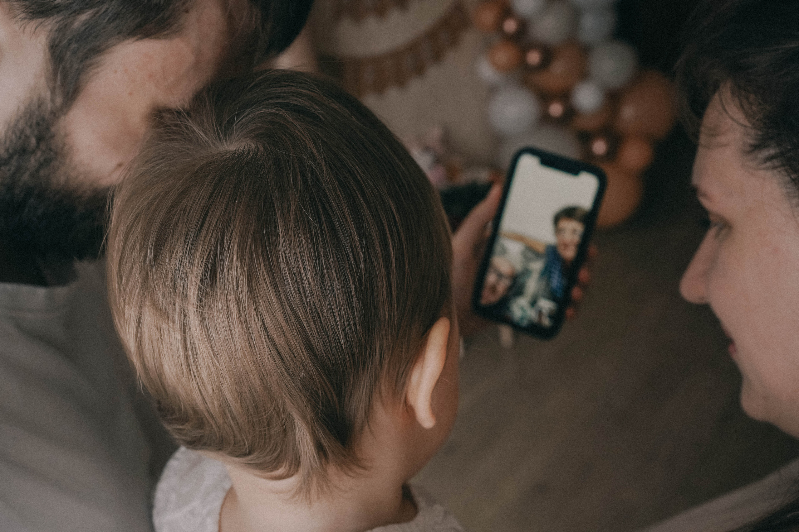 Она стала его нежностью. Семейный и свадебный фотограф