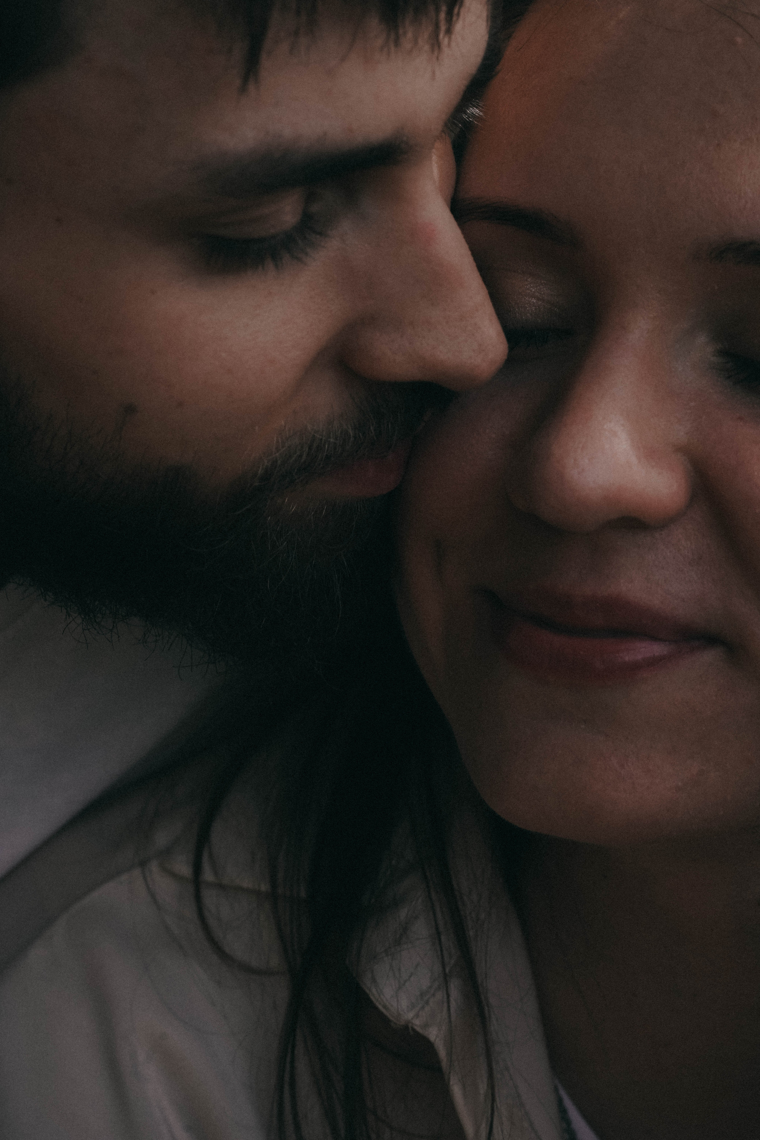 Она стала его нежностью. Семейный и свадебный фотограф