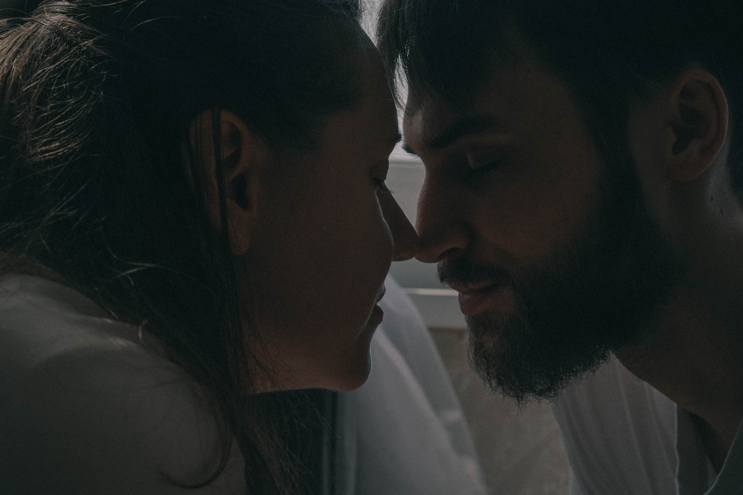 Она стала его нежностью. Семейный и свадебный фотограф