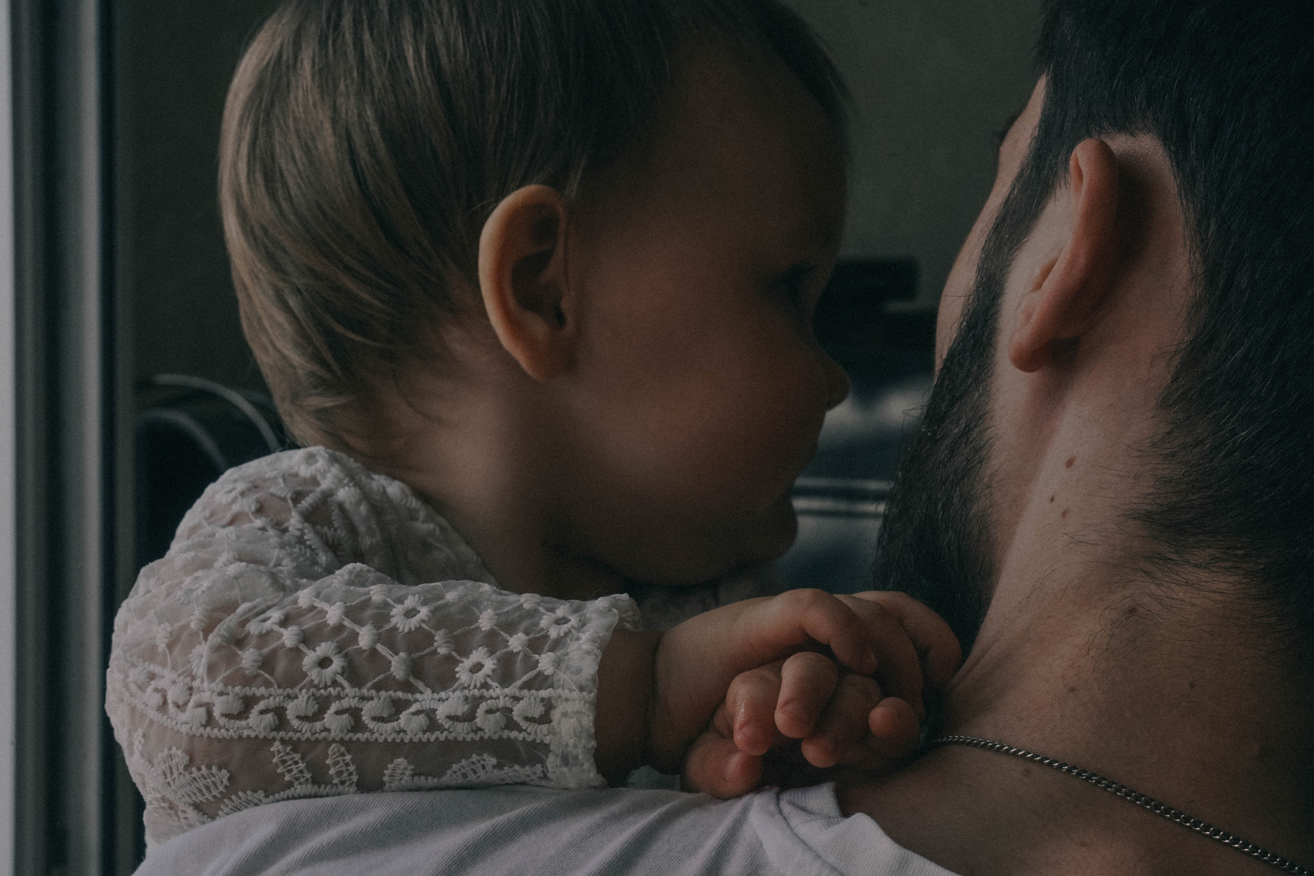 Она стала его нежностью. Семейный и свадебный фотограф